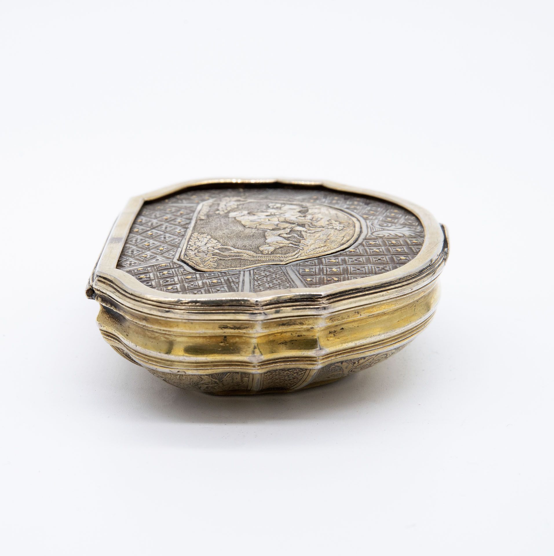 A Fine Silver Parcel Gilt and Mother of Pearl Snuff Box, Germany, ca 1700 - Bild 3 aus 7