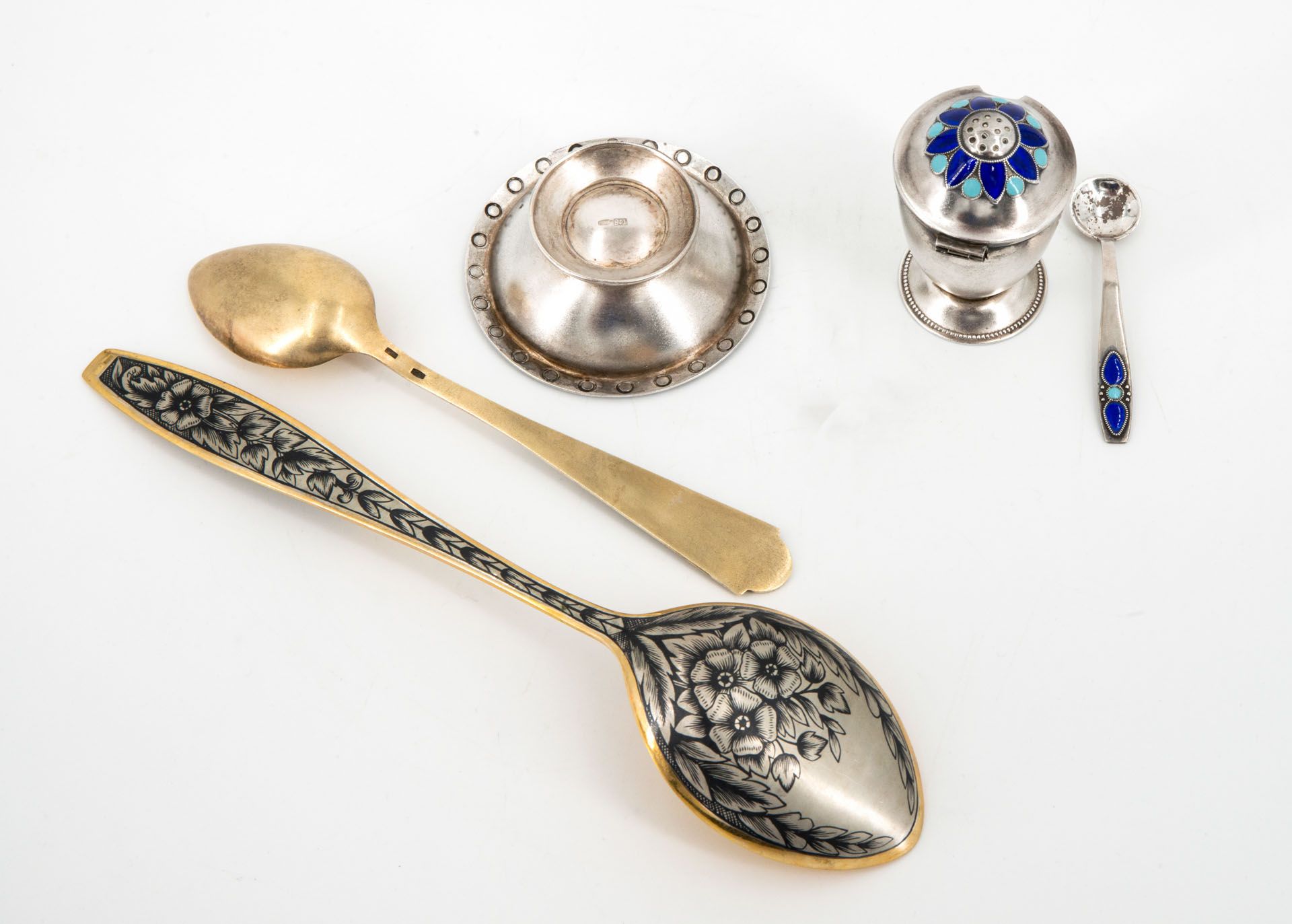 A Mixed Lot of Silver and Silver Gilt Niello and Cloisonné Cutlery, Russia, 1930's - Bild 3 aus 3