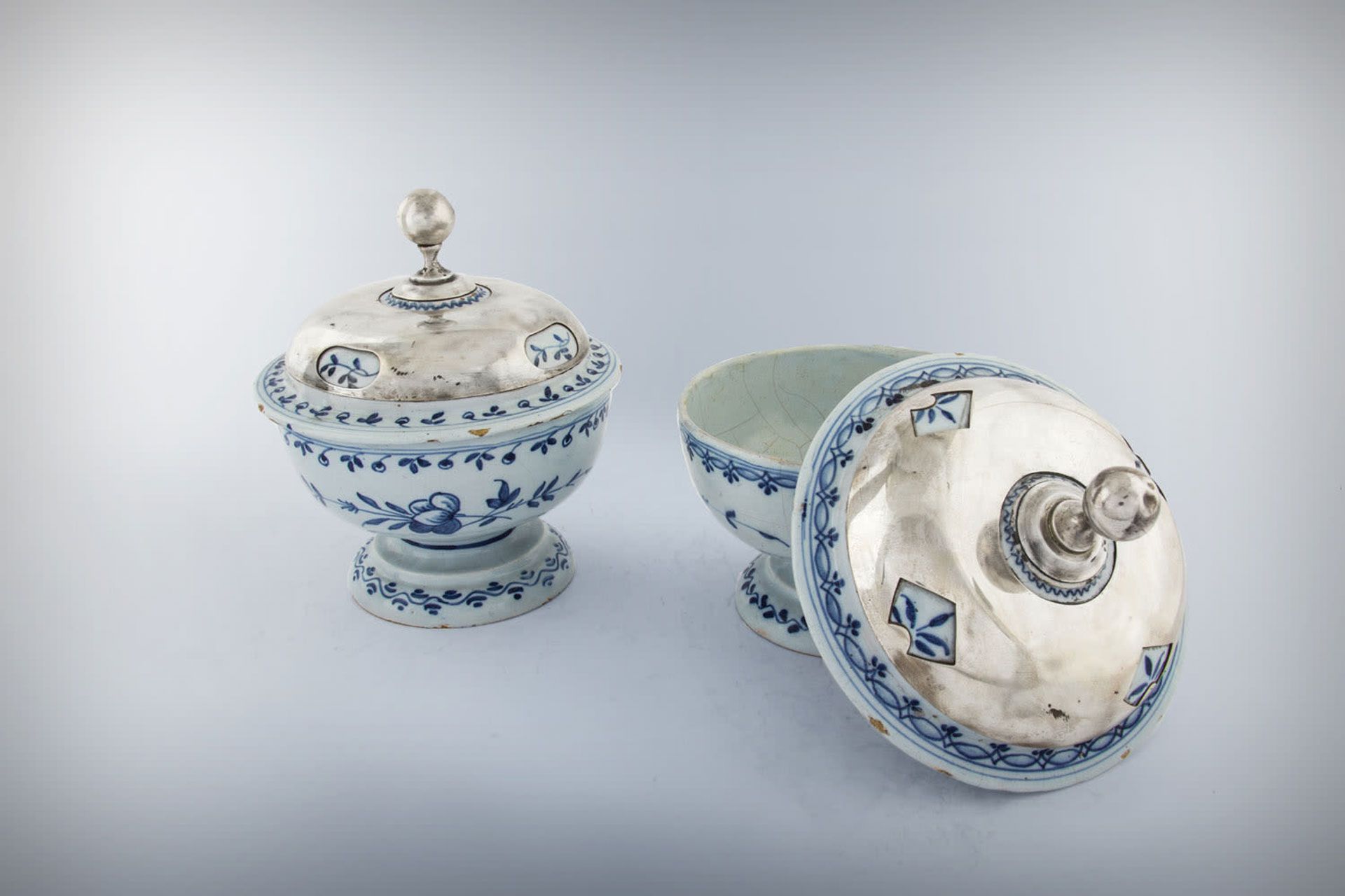 A Pair of Dutch Delft Bowls with Fitted Silver Lids, Portugal, Late 18th Century/Early 19th Century - Bild 2 aus 3