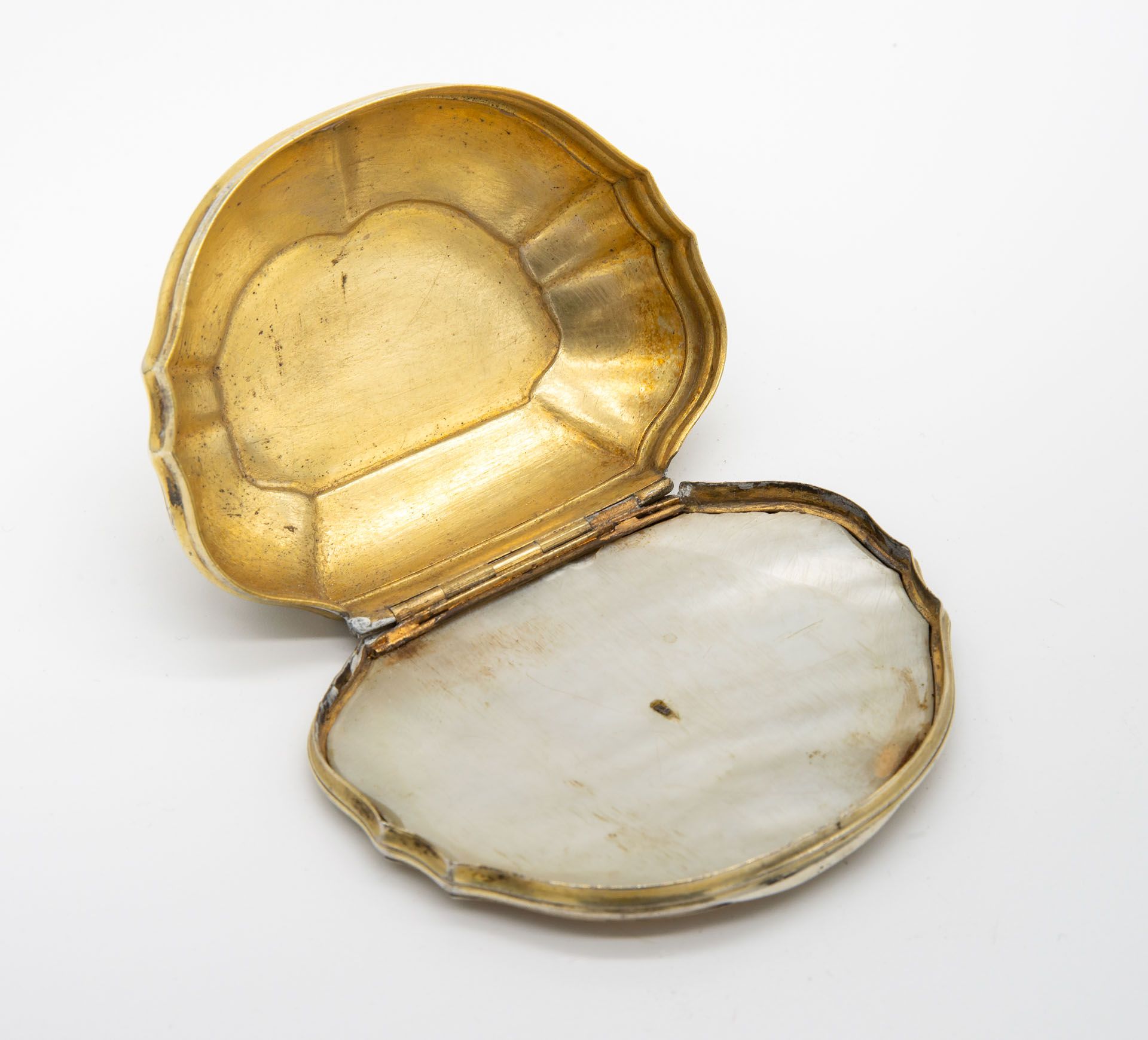 A Fine Silver Parcel Gilt and Mother of Pearl Snuff Box, Germany, ca 1700 - Bild 7 aus 7