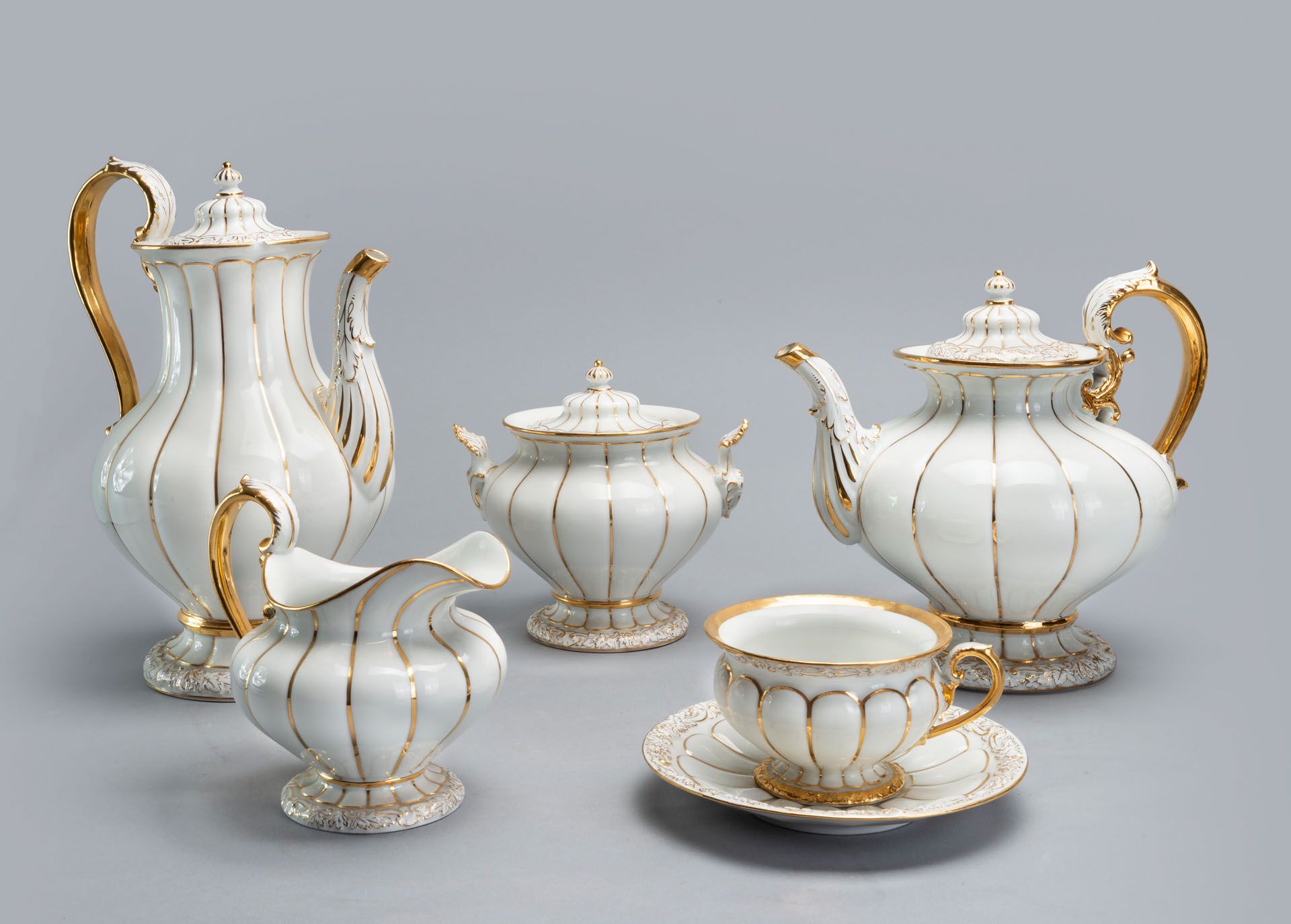 A Fine Meissen Tea and Coffee Service in White and Gold, Early 20th Century - Bild 2 aus 4