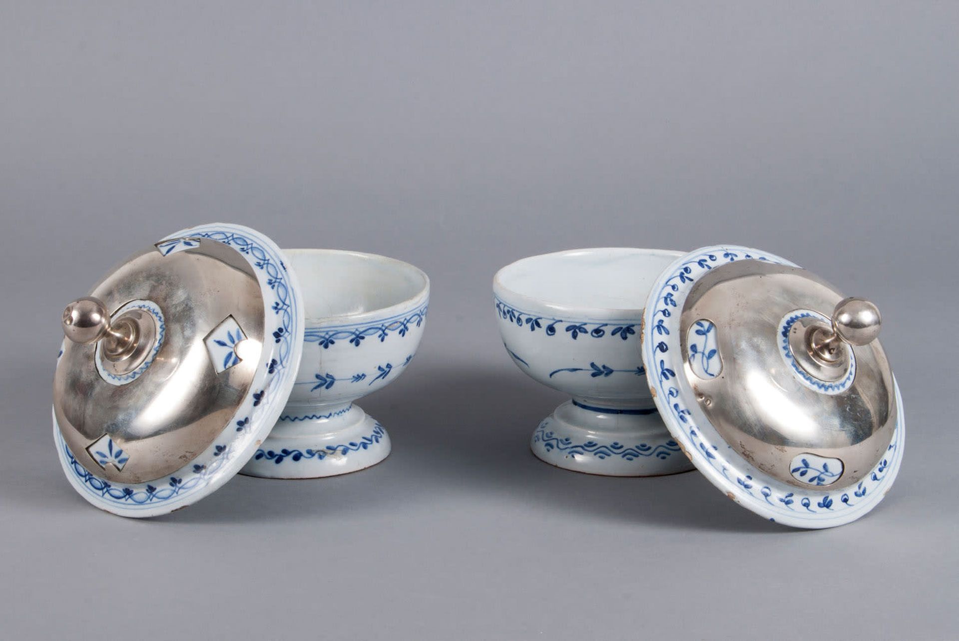 A Pair of Dutch Delft Bowls with Fitted Silver Lids, Portugal, Late 18th Century/Early 19th Century - Bild 3 aus 3