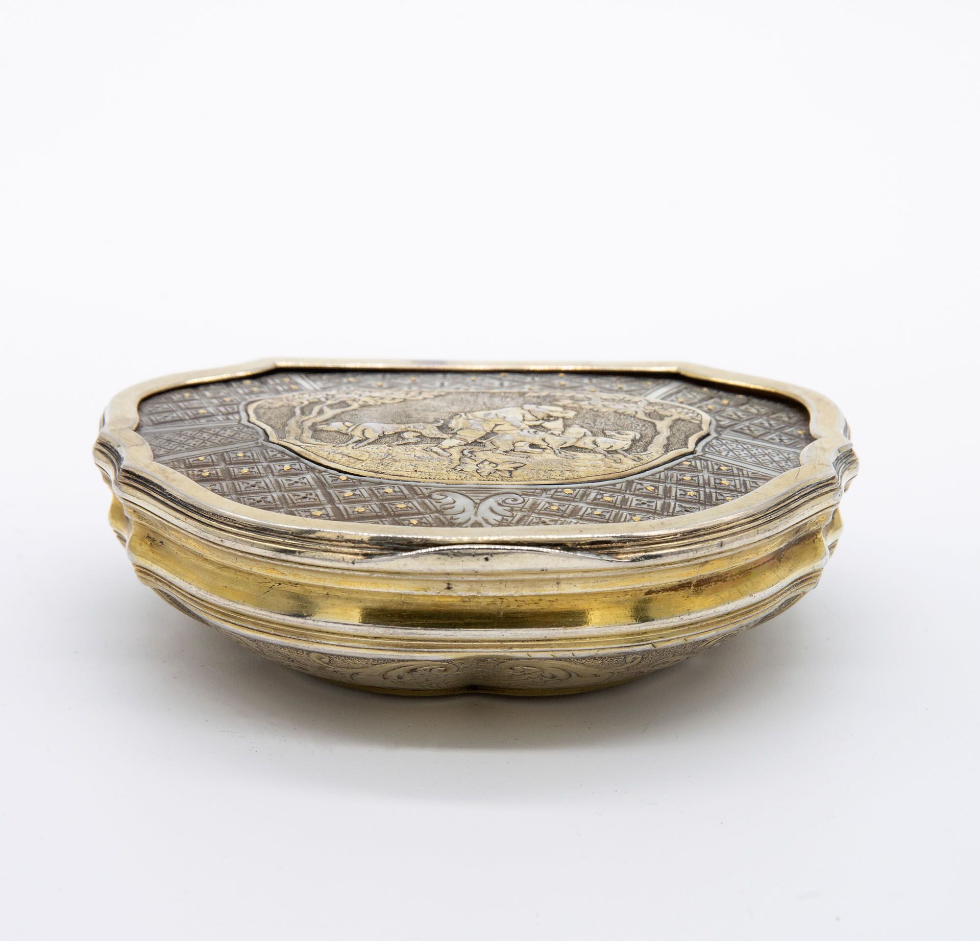 A Fine Silver Parcel Gilt and Mother of Pearl Snuff Box, Germany, ca 1700 - Bild 2 aus 7