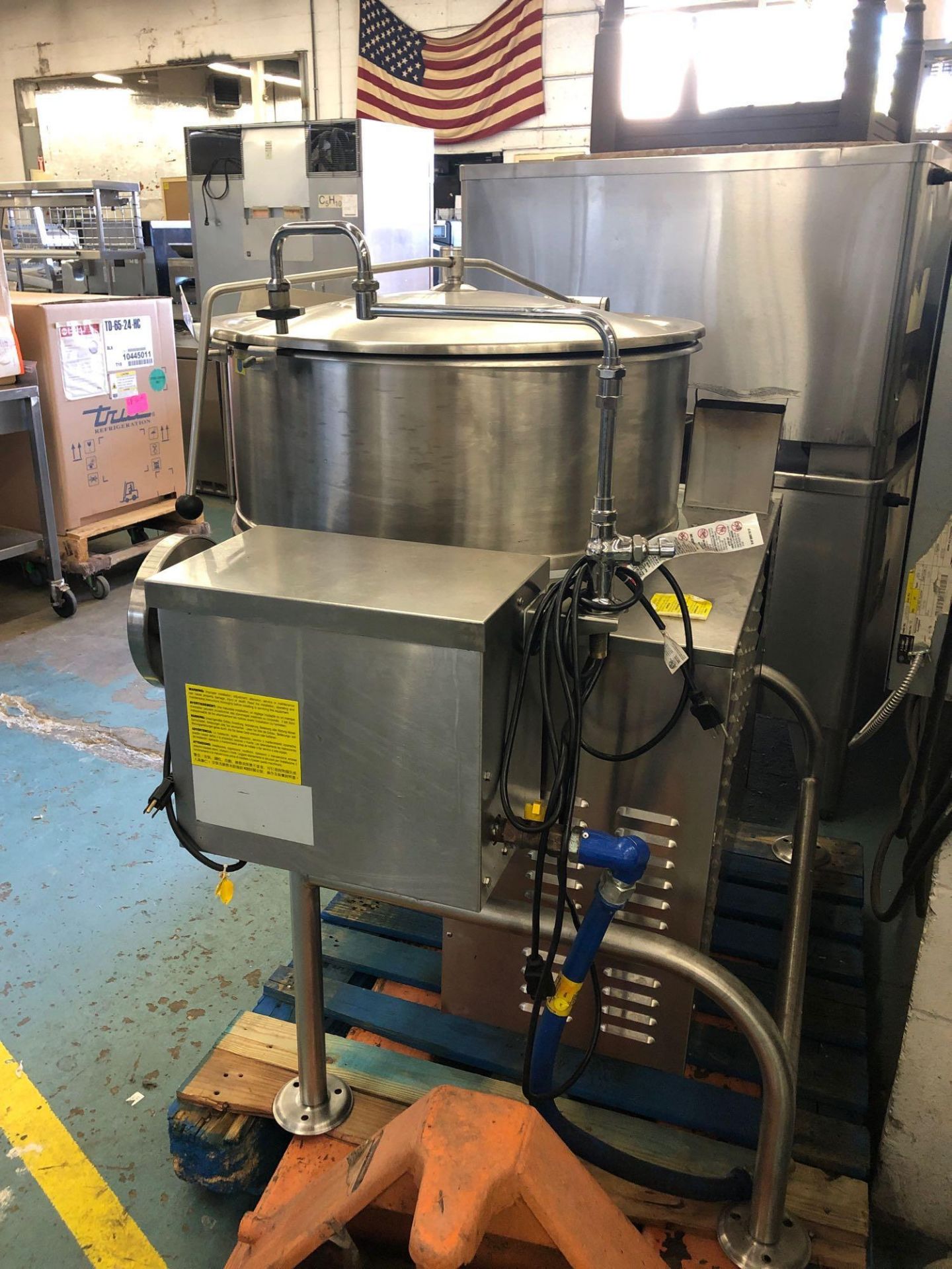 Cleveland 60 gallon tilt kettle - Image 4 of 4