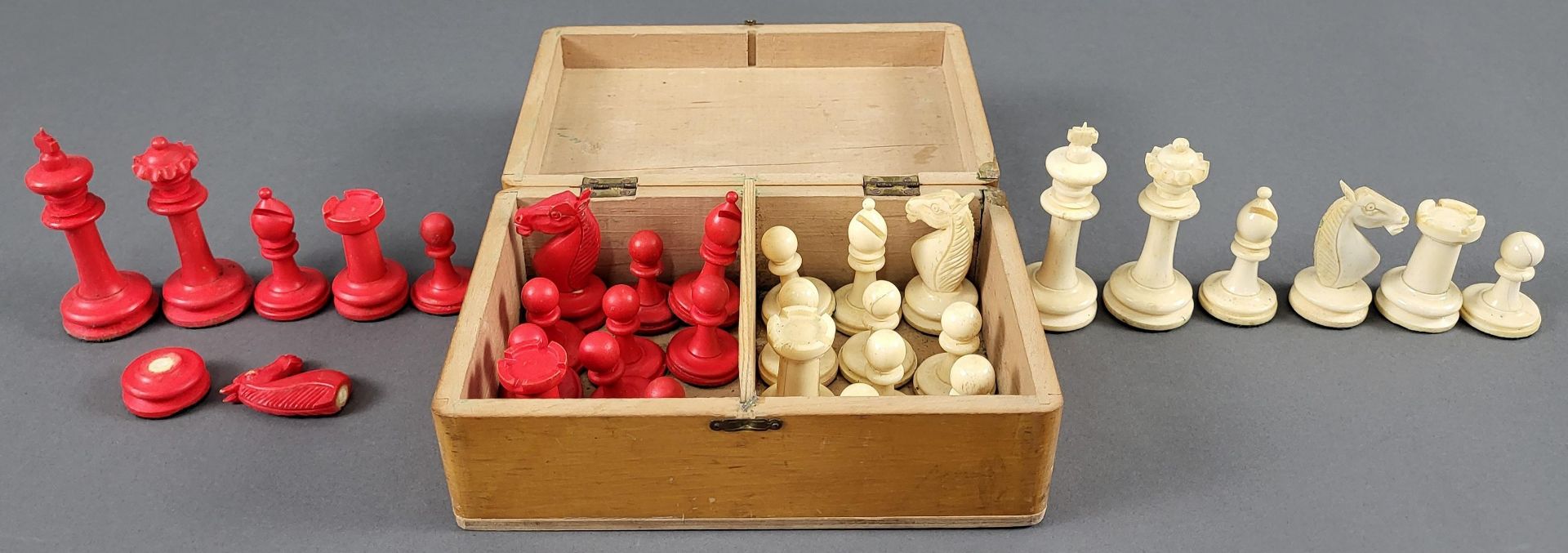 Schachfiguren aus Bein um 1900 in Holzschatulle