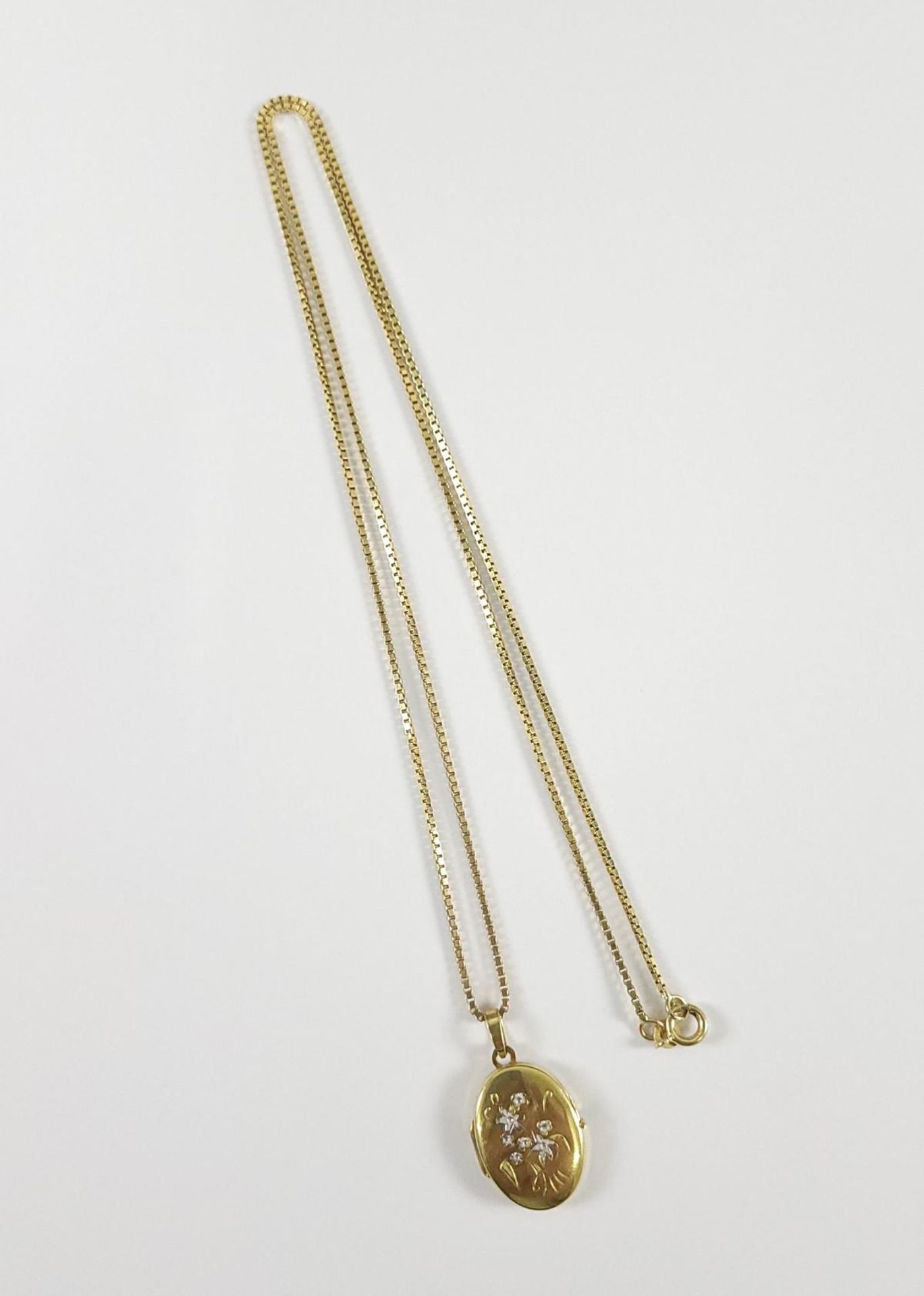 Halskette mit Medaillon, 8 Karat Gelbgold