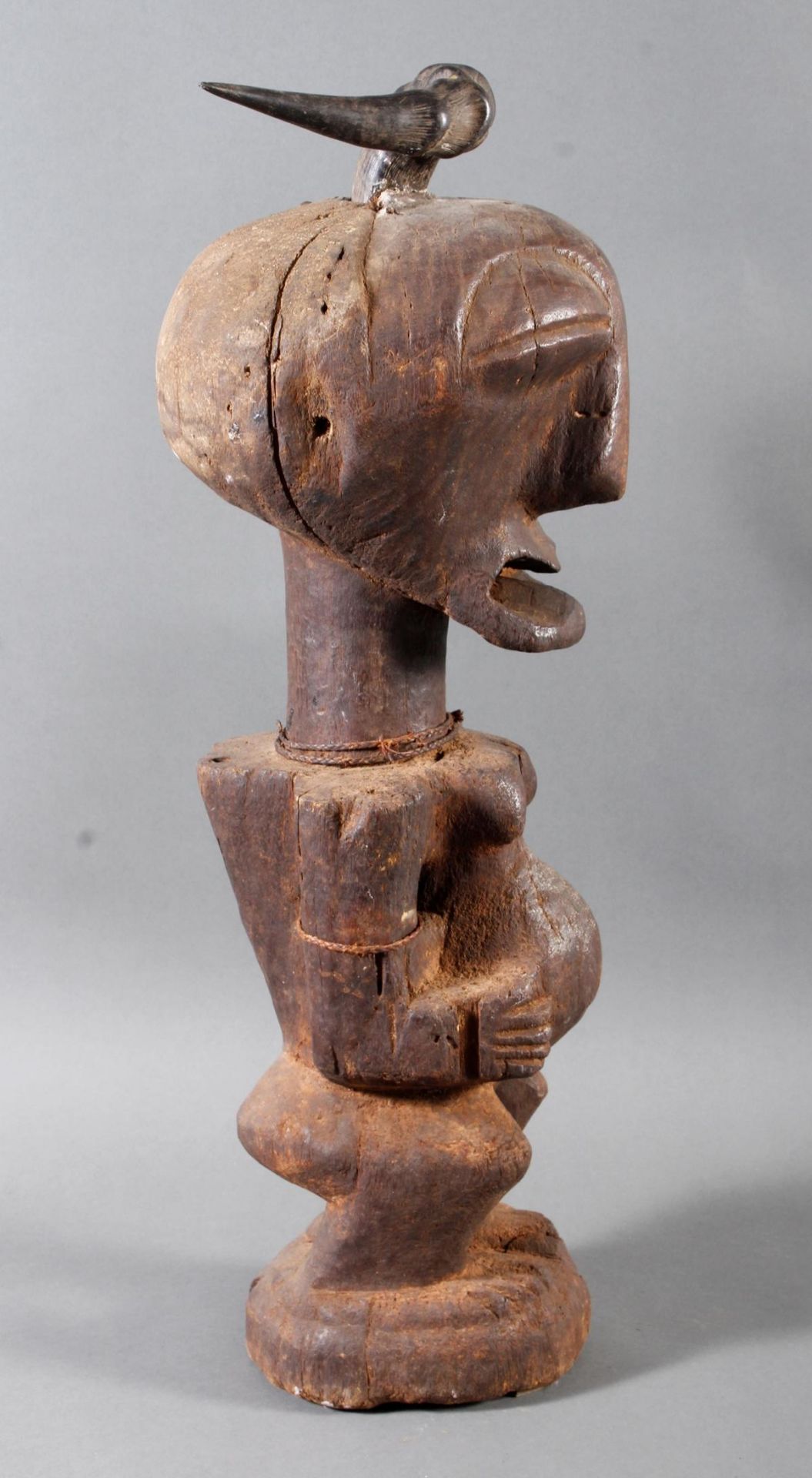 Große männliche Fetischfigur (nkisi) vom Stamm der Songye, D.R. Kongo - Bild 5 aus 9