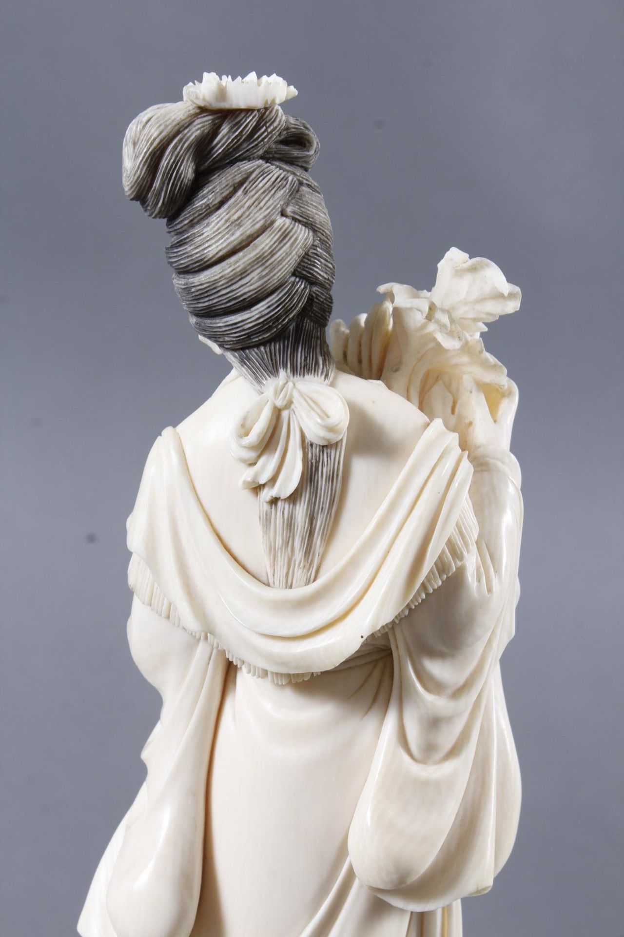 Elfenbeinfigur - Junge Dame mit Blüten, China um 1900 - Bild 4 aus 11