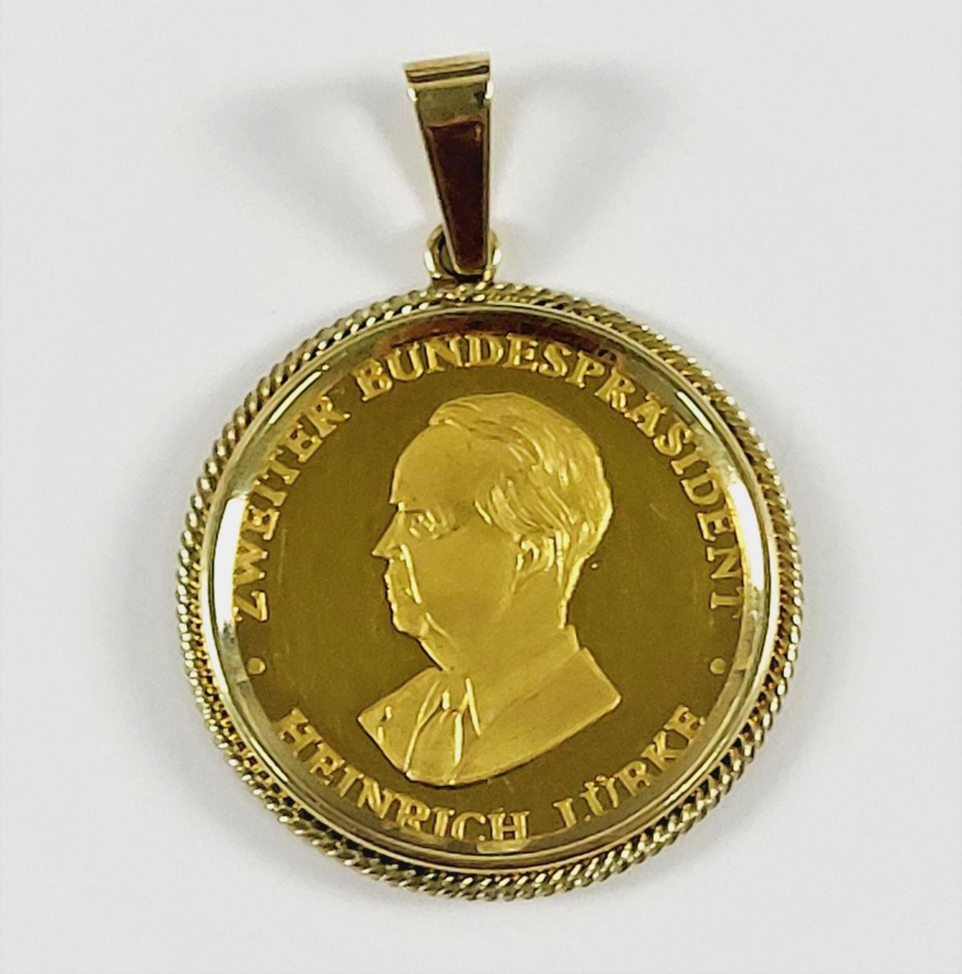 Anhänger mit Feingoldmedaille