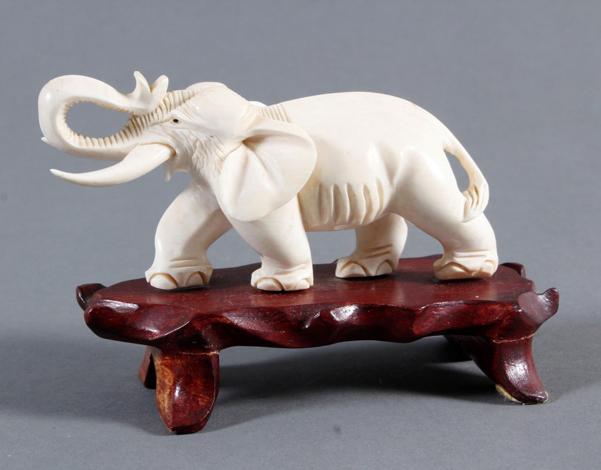 Elfenbeinfigur Elefant, China 20. Jahrhundert