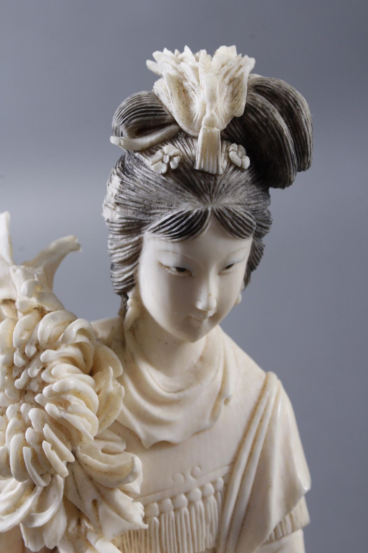 Elfenbeinfigur - Junge Dame mit Blüten, China um 1900 - Bild 7 aus 11