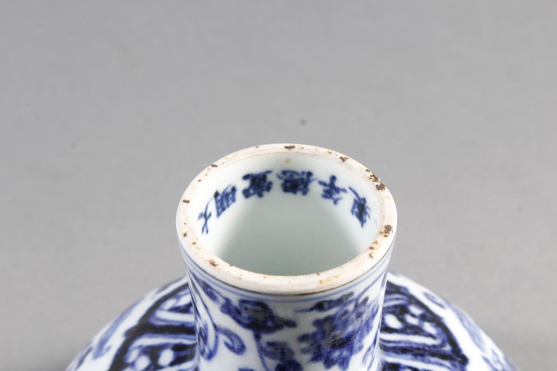 Blau-weiß Porzellan-Fußschale, China- Hsüan-te (1426-1435) gemarkt - Bild 7 aus 8