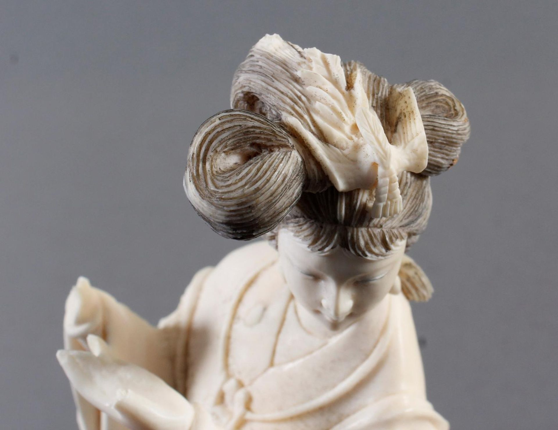 Elfenbeinfigur - Junge Dame mit Blüten, China um 1900 - Bild 6 aus 7