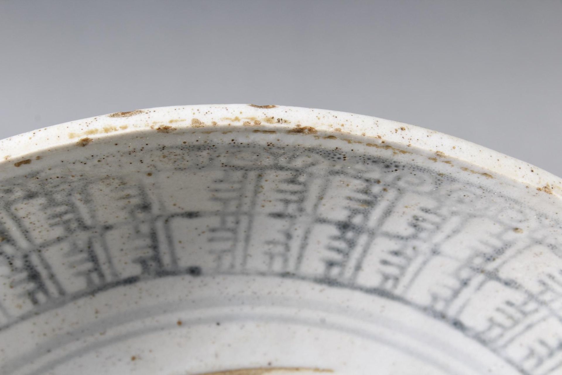 Porzellanschale mit Unterglasurblauer Malerei, China, Ming-Dynastie 16/17. Jahrhundert - Bild 5 aus 13