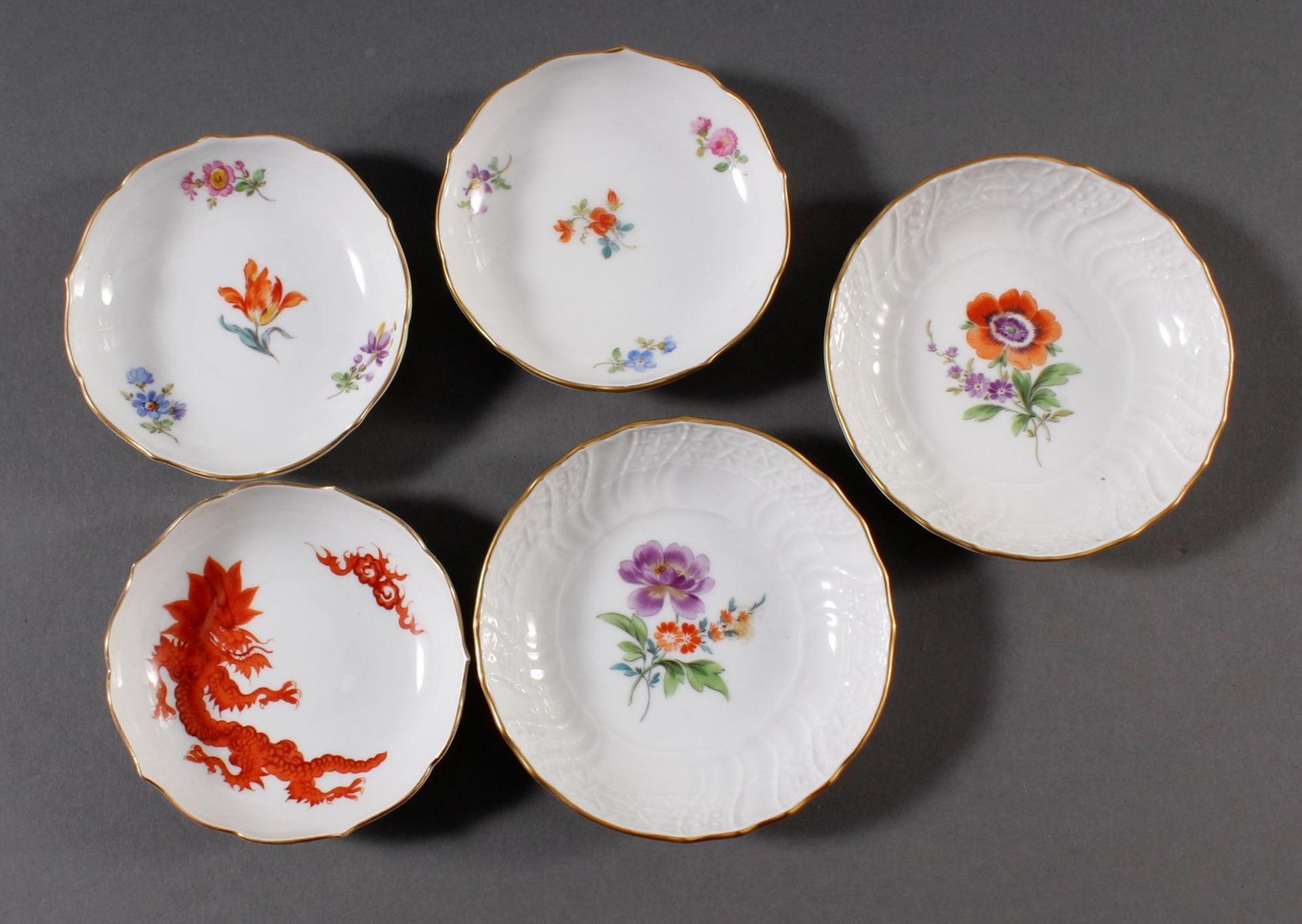 Konvolut Schwerter-Meissen, Weißporzellan mit polychromen Blumen- und Drachenmotiv - Image 2 of 2