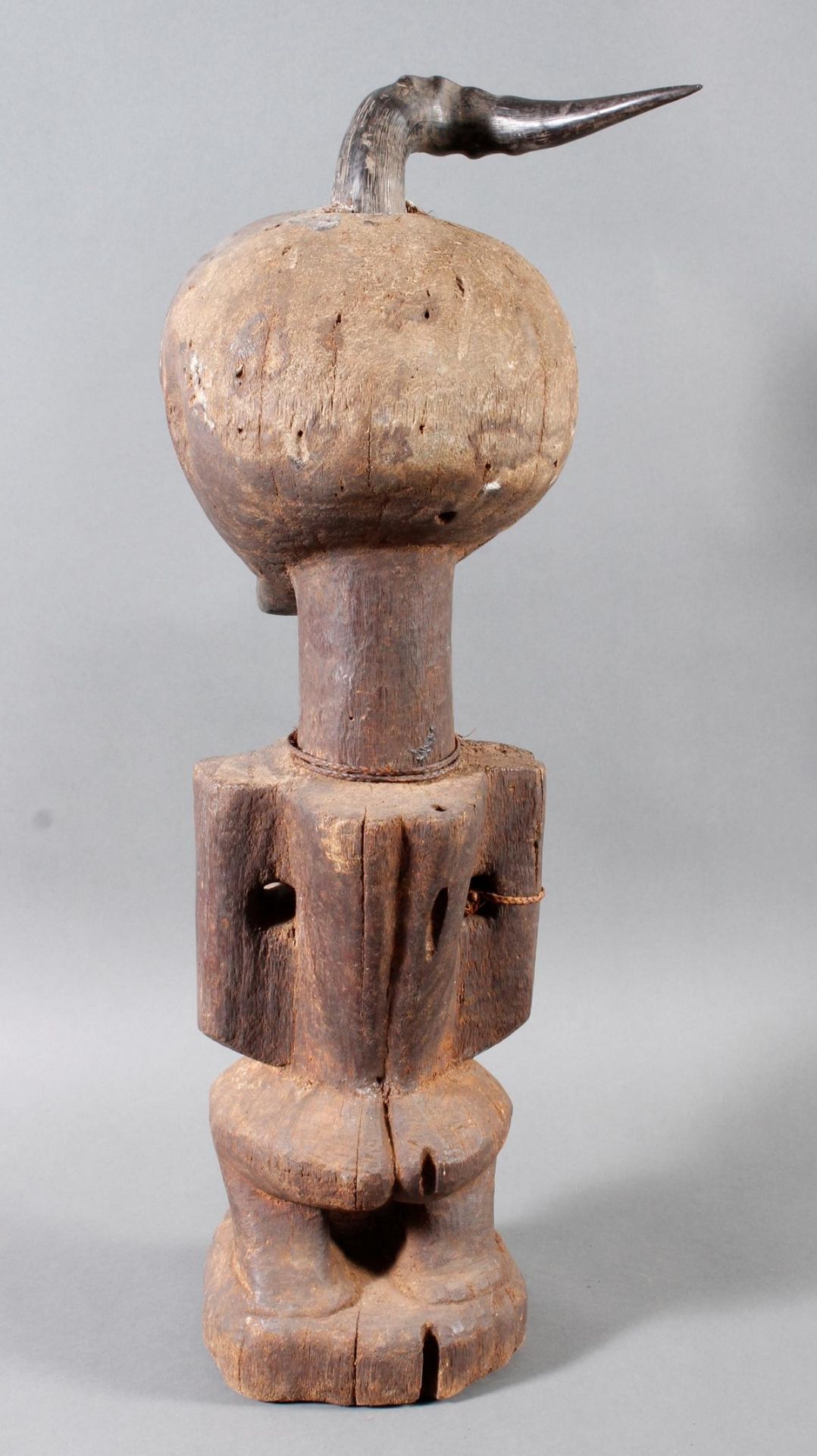 Große männliche Fetischfigur (nkisi) vom Stamm der Songye, D.R. Kongo - Bild 4 aus 9