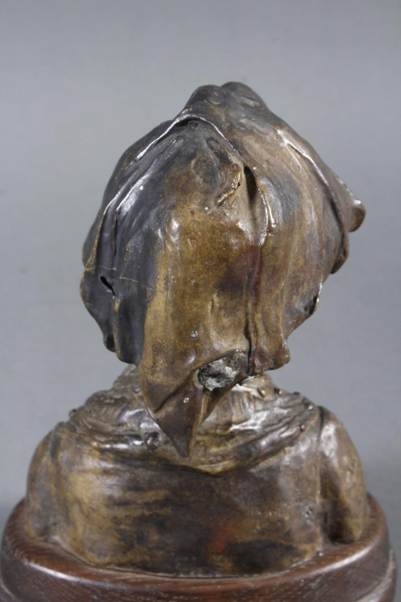 Bronze-Mädchenbüste auf Holzsockel, wohl Frankreich um 1900 - Bild 3 aus 6
