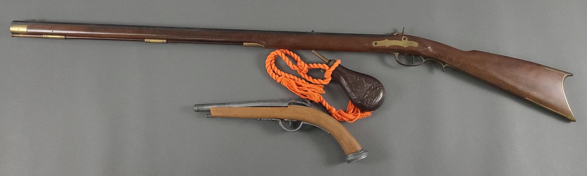 Perkussionsgewehr, Modellpistole und Pulvertasche