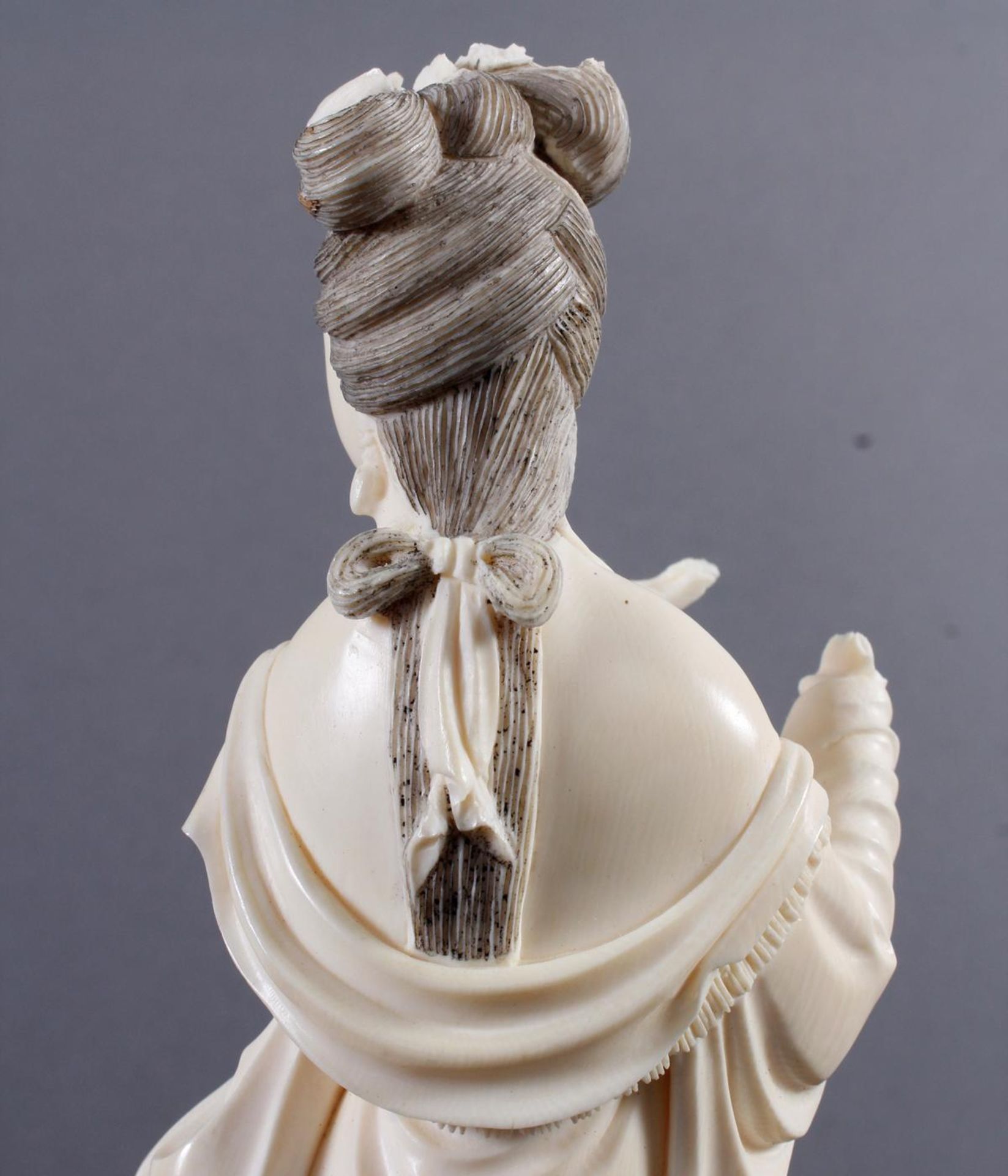 Elfenbeinfigur - Junge Dame mit Blüten, China um 1900 - Bild 7 aus 7