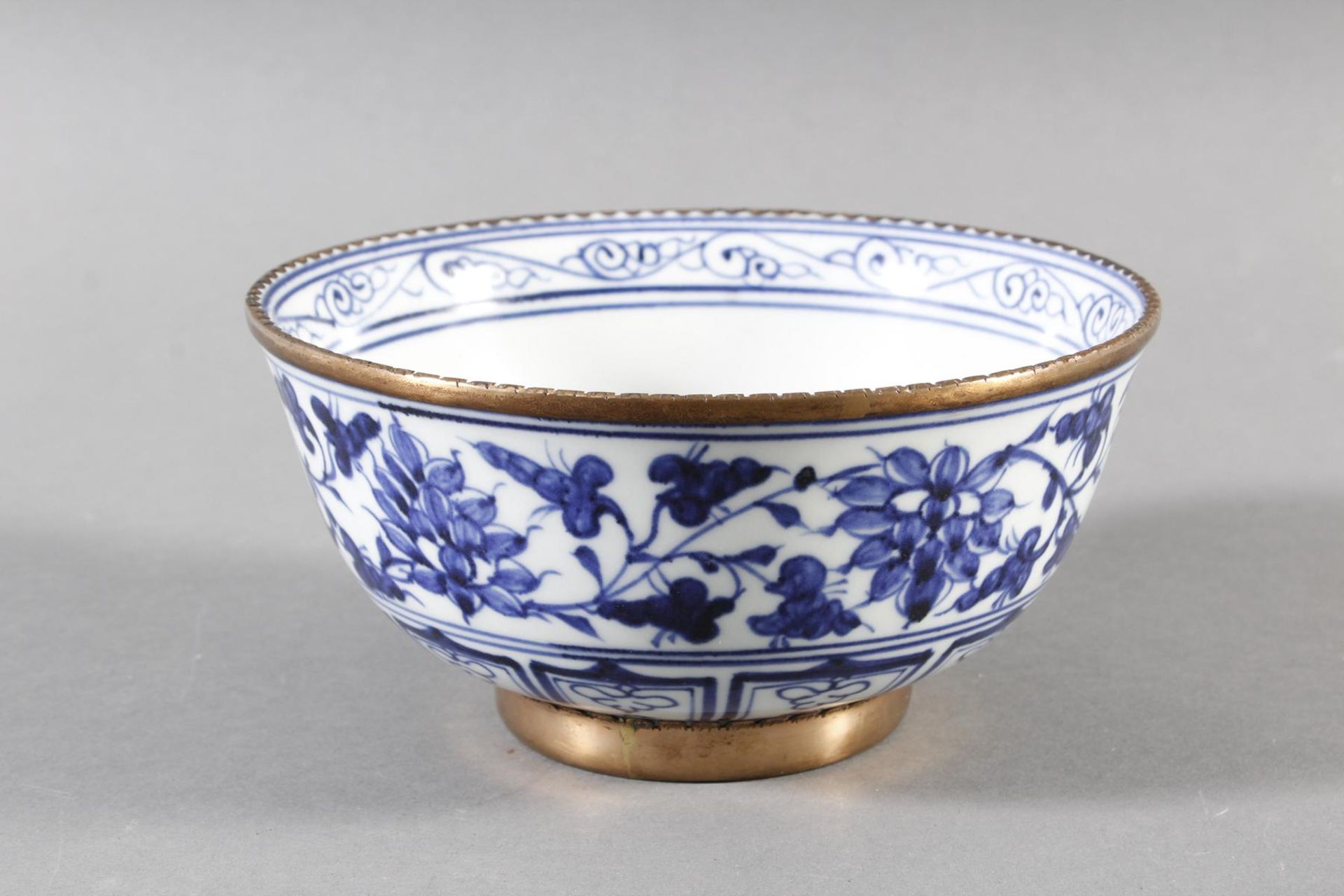 Porzellankumme, China wohl 19. Jahrhundert im Ming-Stil - Bild 2 aus 7