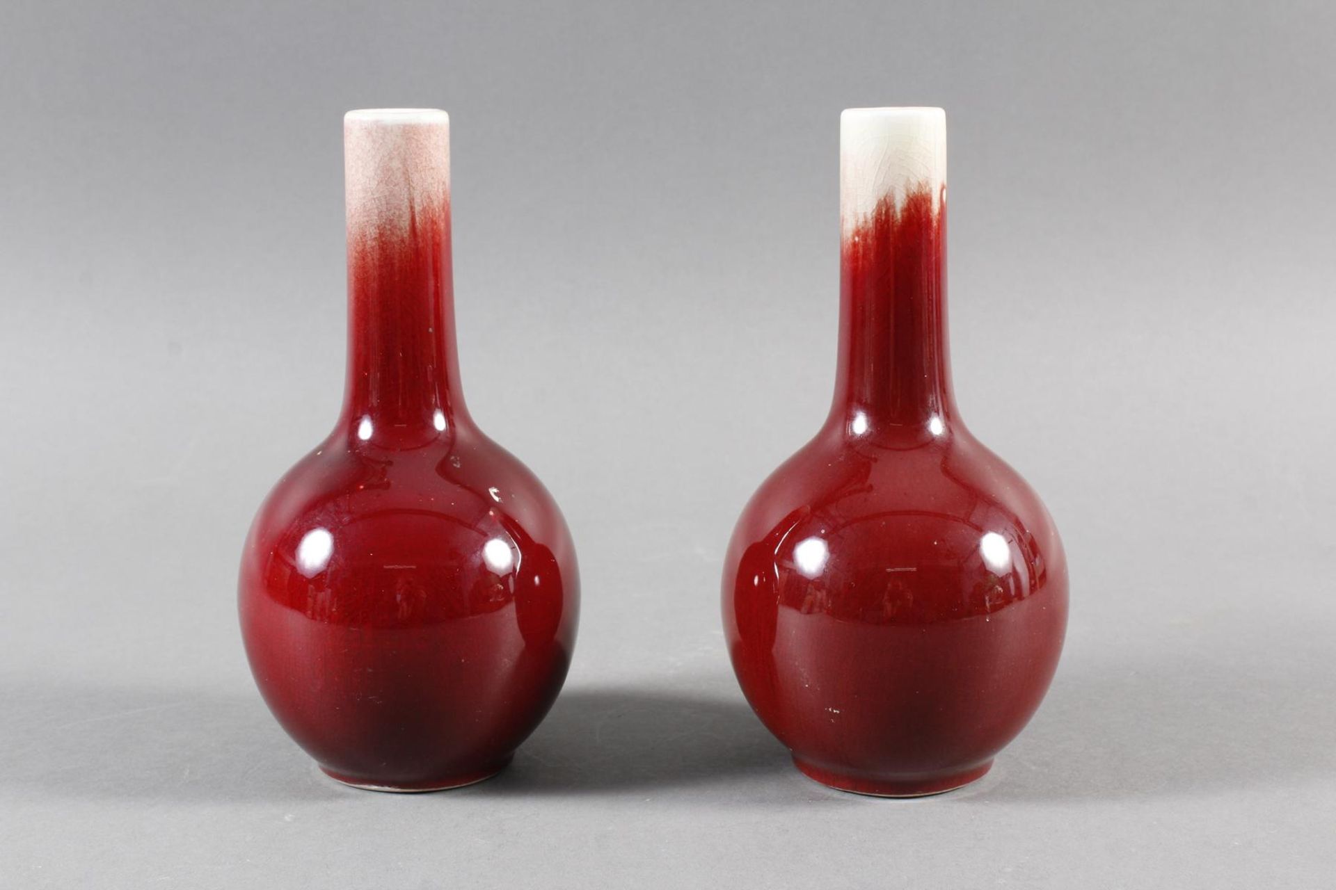 Paar Ochsenblut Vasen, China 20. Jahrhundert - Image 5 of 9