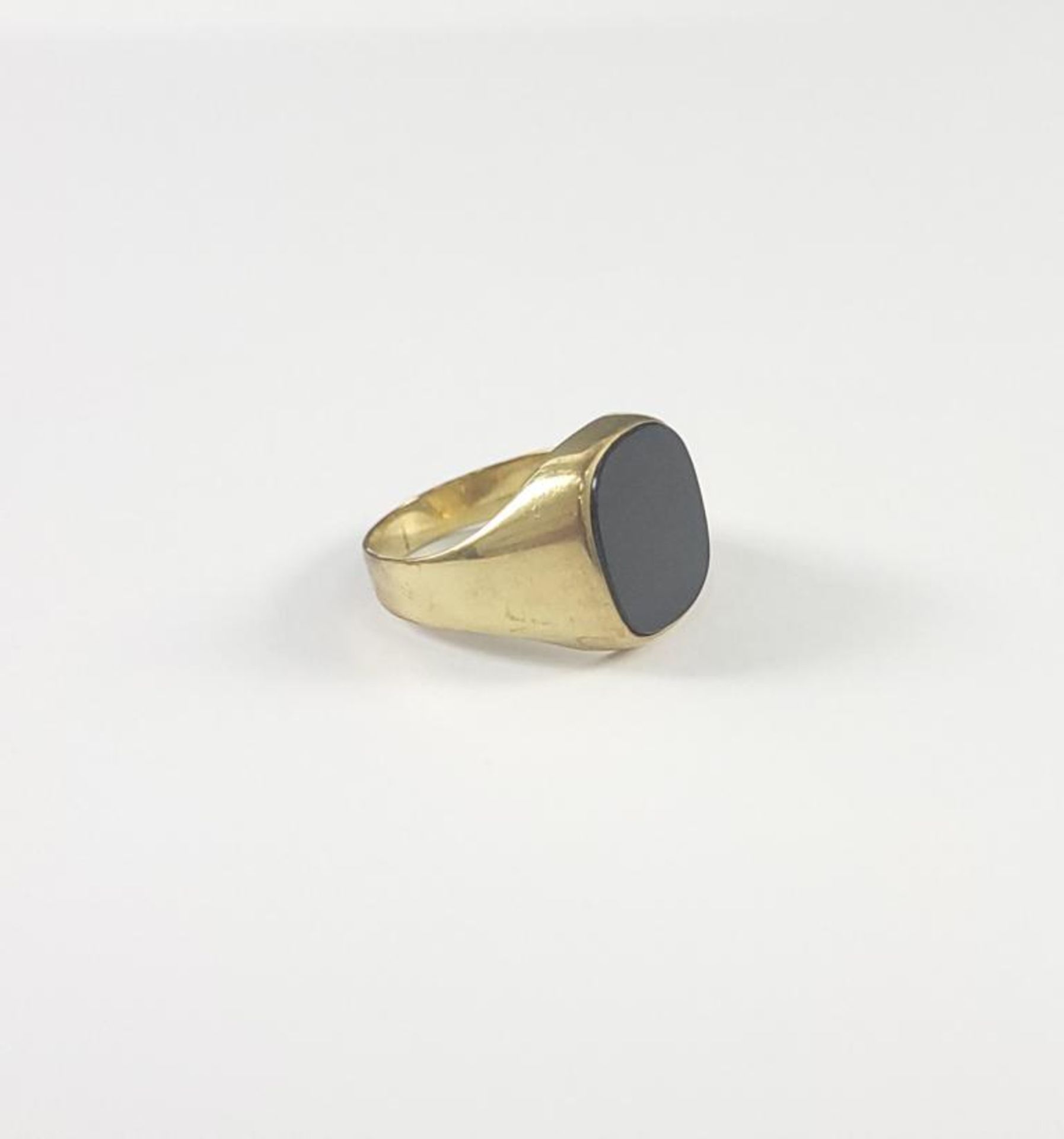 Herrenring mit Onyx, 8 kt Gelbgold