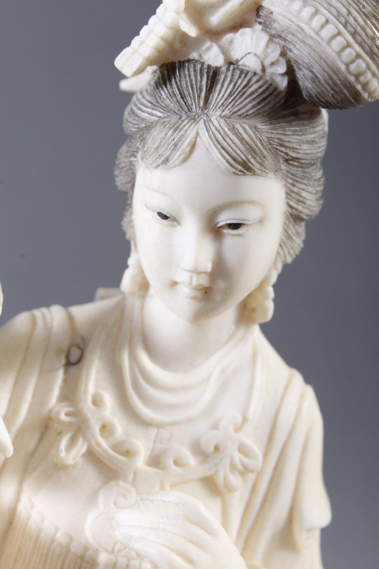 Elfenbeinfigur - Junge Dame mit Pfau, China um 1900 - Image 6 of 8