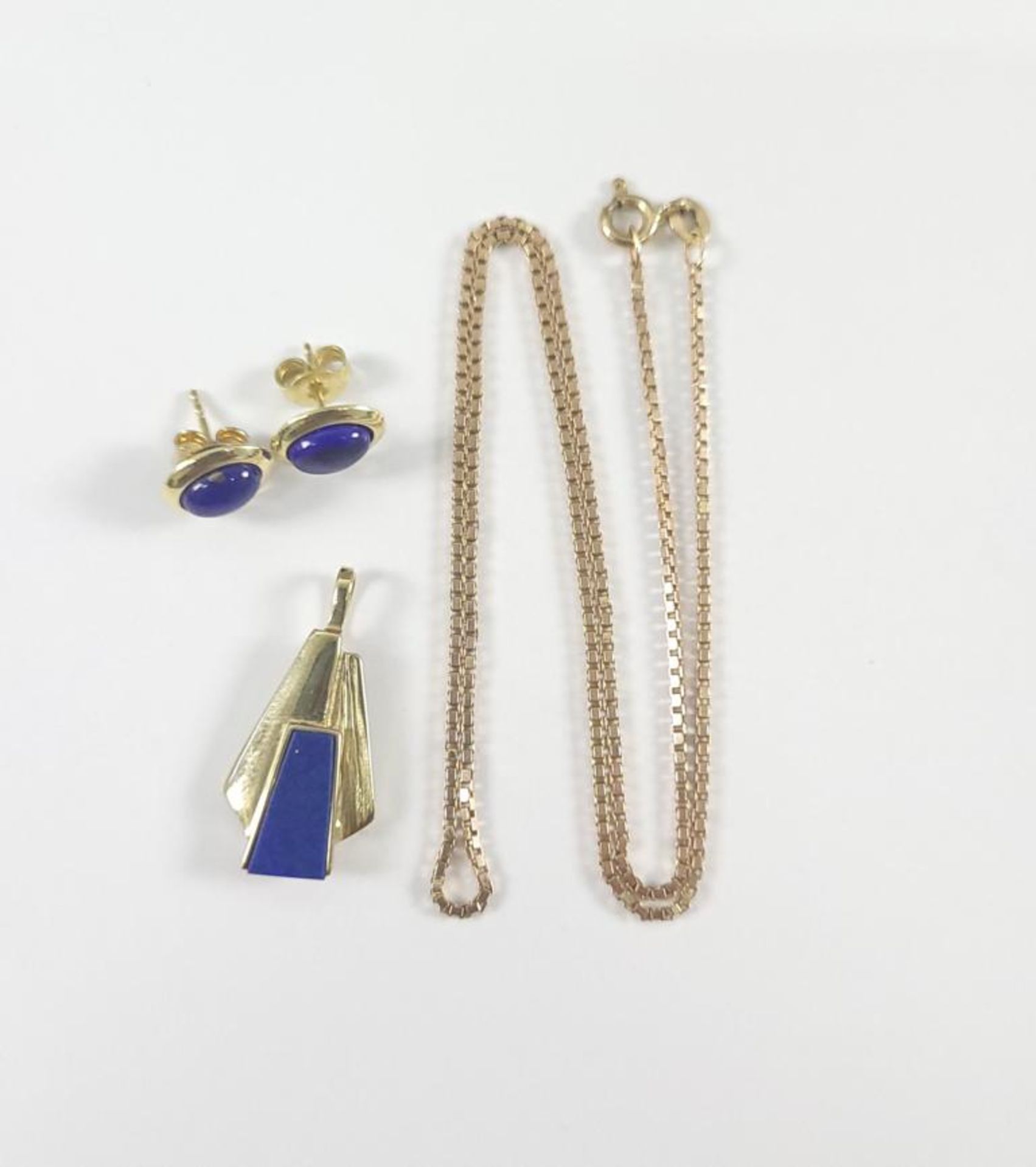 Halskette mit Lapislazuli-Anhänger und Ohrstecker, 8 kt Gelbgold