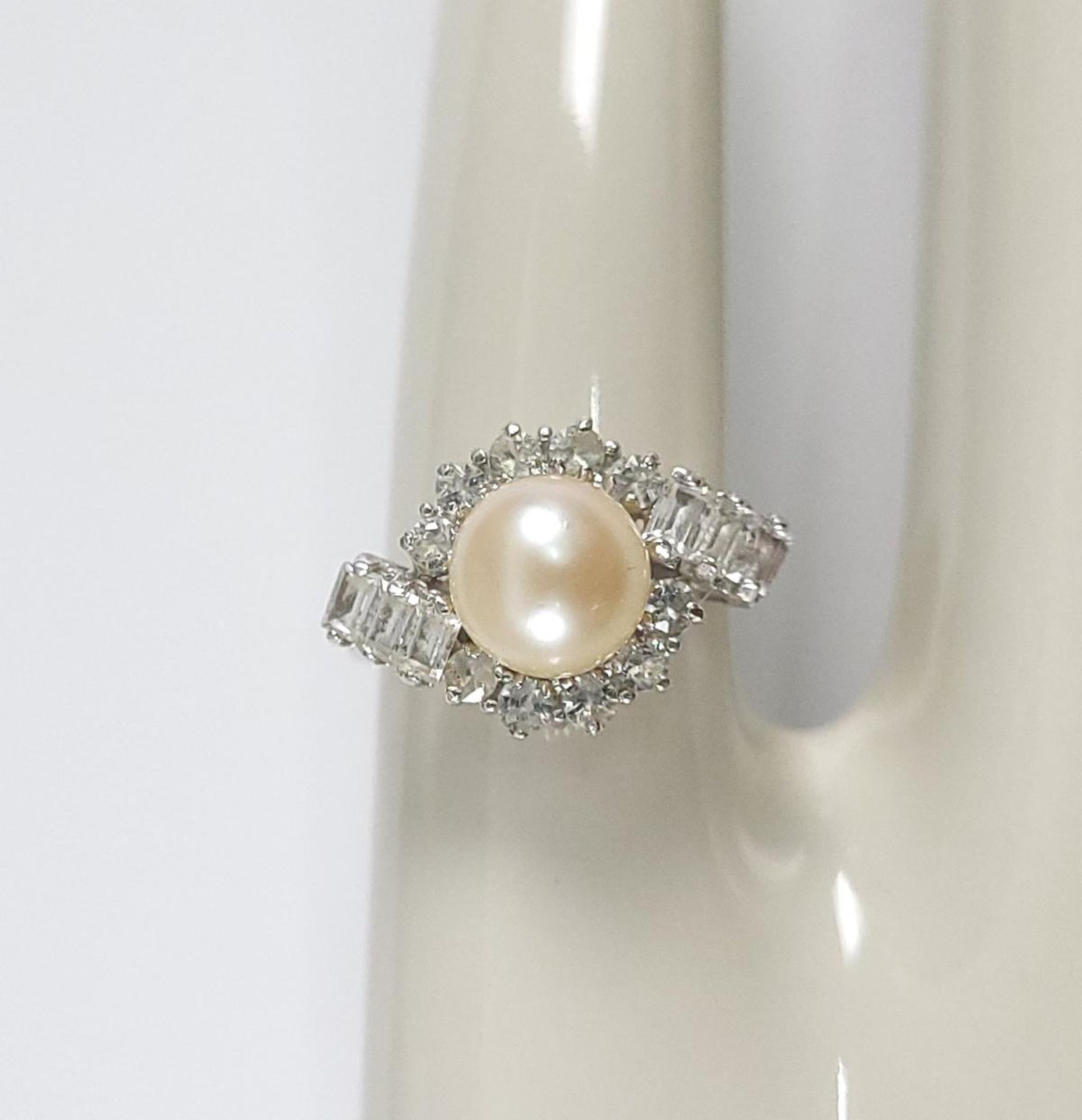 Damenring mit Perle und Diamanten, 18 kt Weißgold