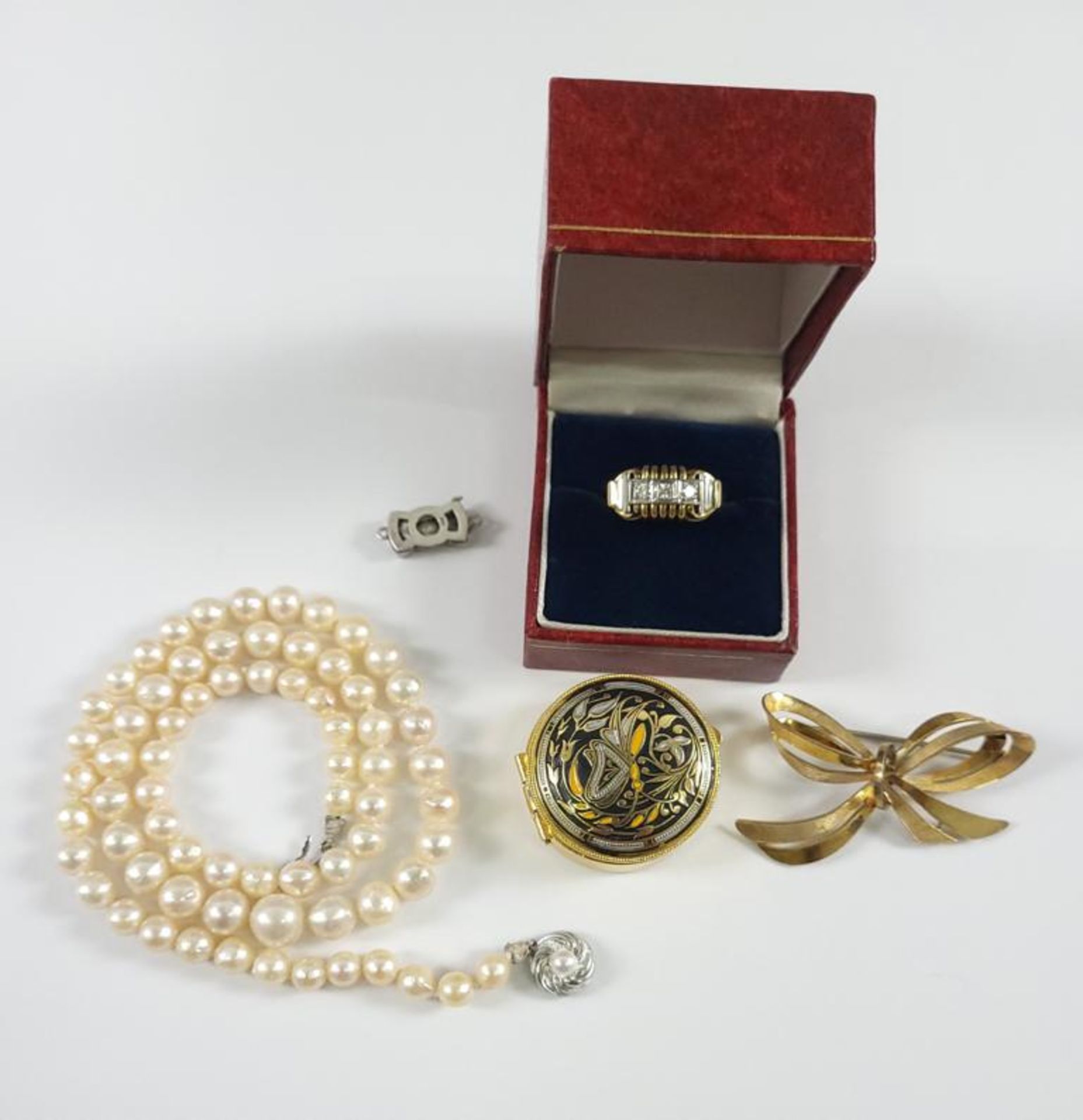 Kleiner Schmucknachlass, Damenring 14 kt GG und Perlenkette mit Silberschließe