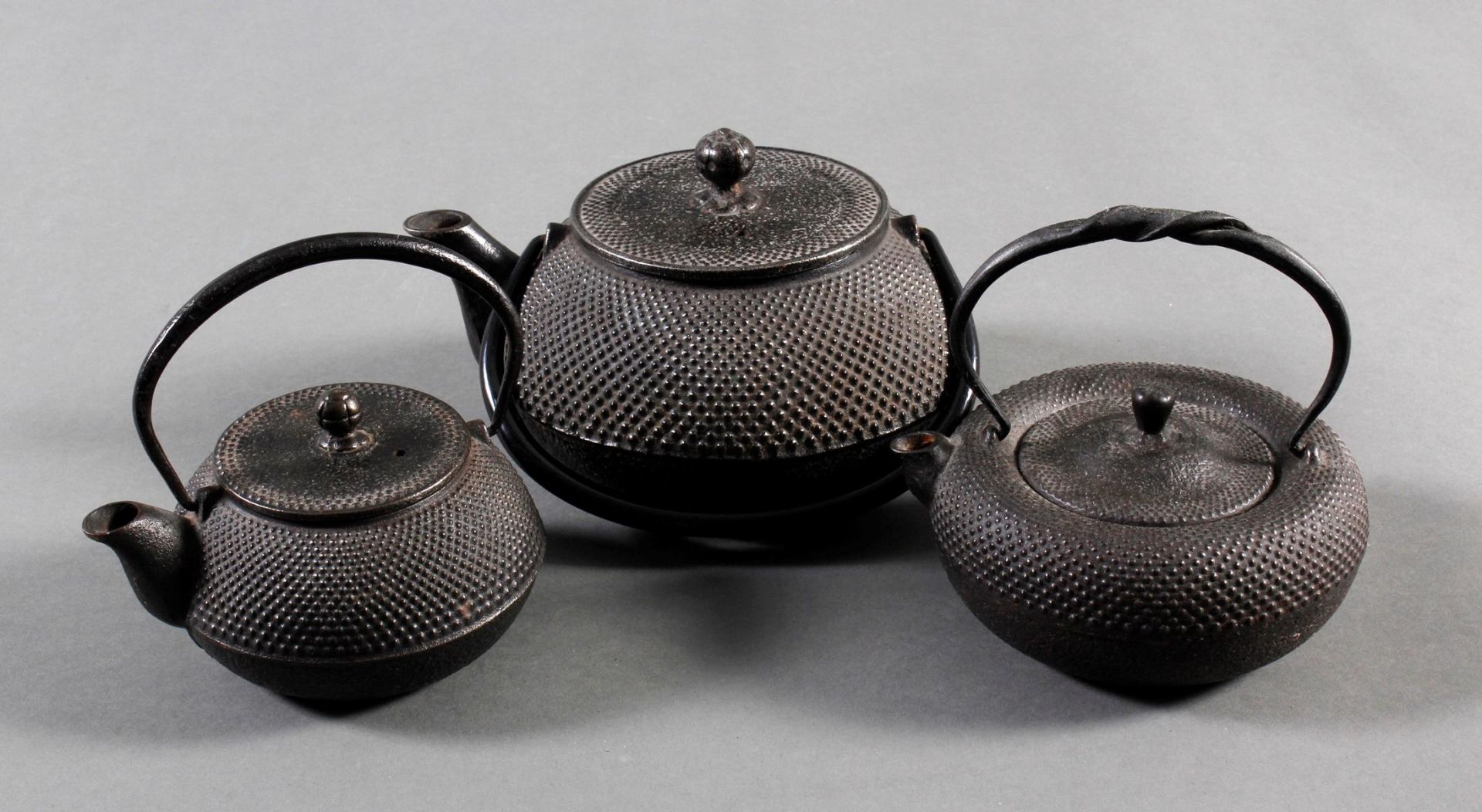 3 Teekannen (Tesubin) aus Eisen, Japan/China 19. Jh.