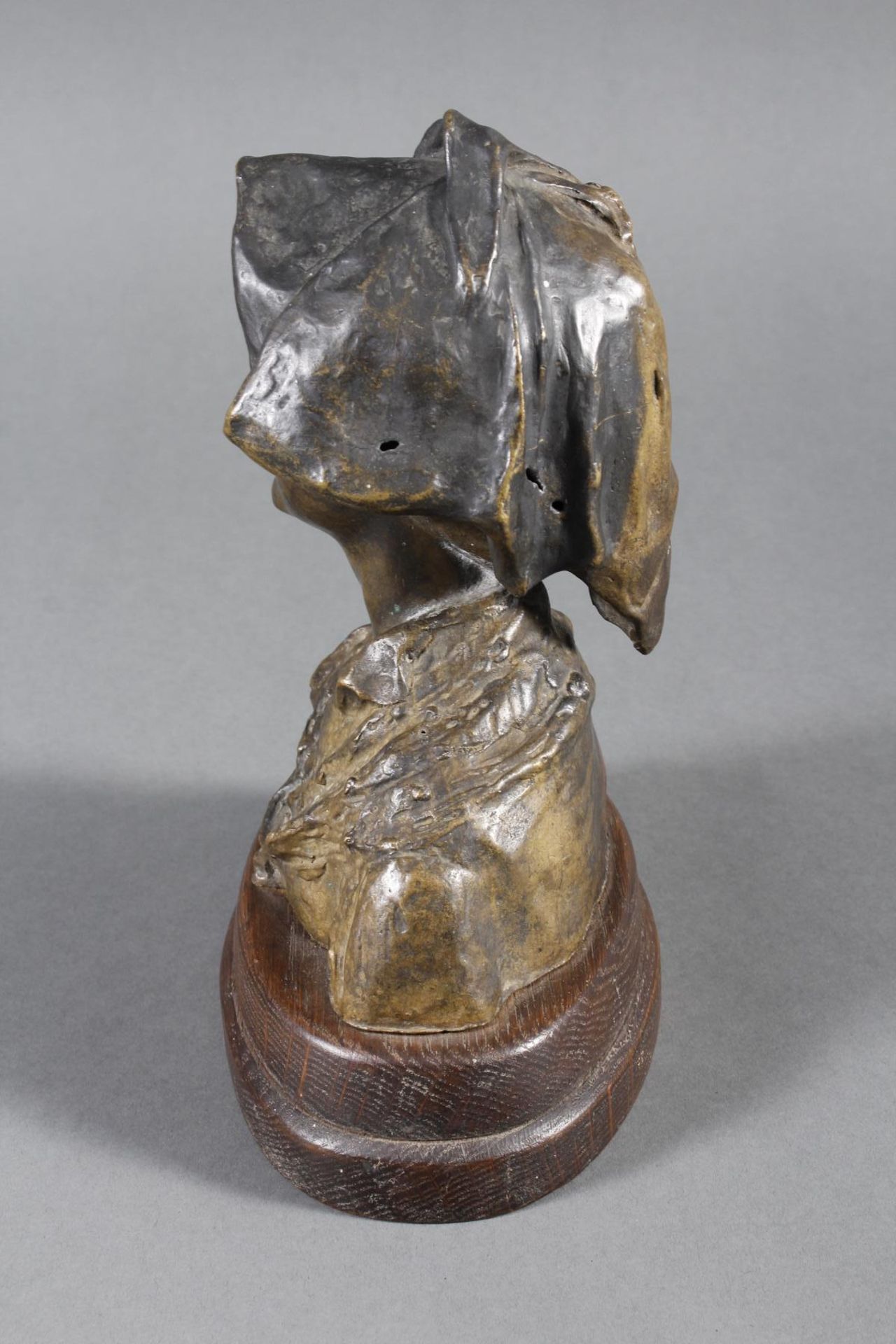 Bronze-Mädchenbüste auf Holzsockel, wohl Frankreich um 1900 - Bild 4 aus 6