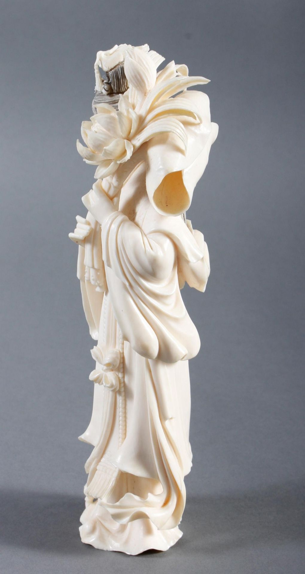 Elfenbeinfigur - Junge Dame mit Blüten, China um 1900 - Bild 3 aus 11