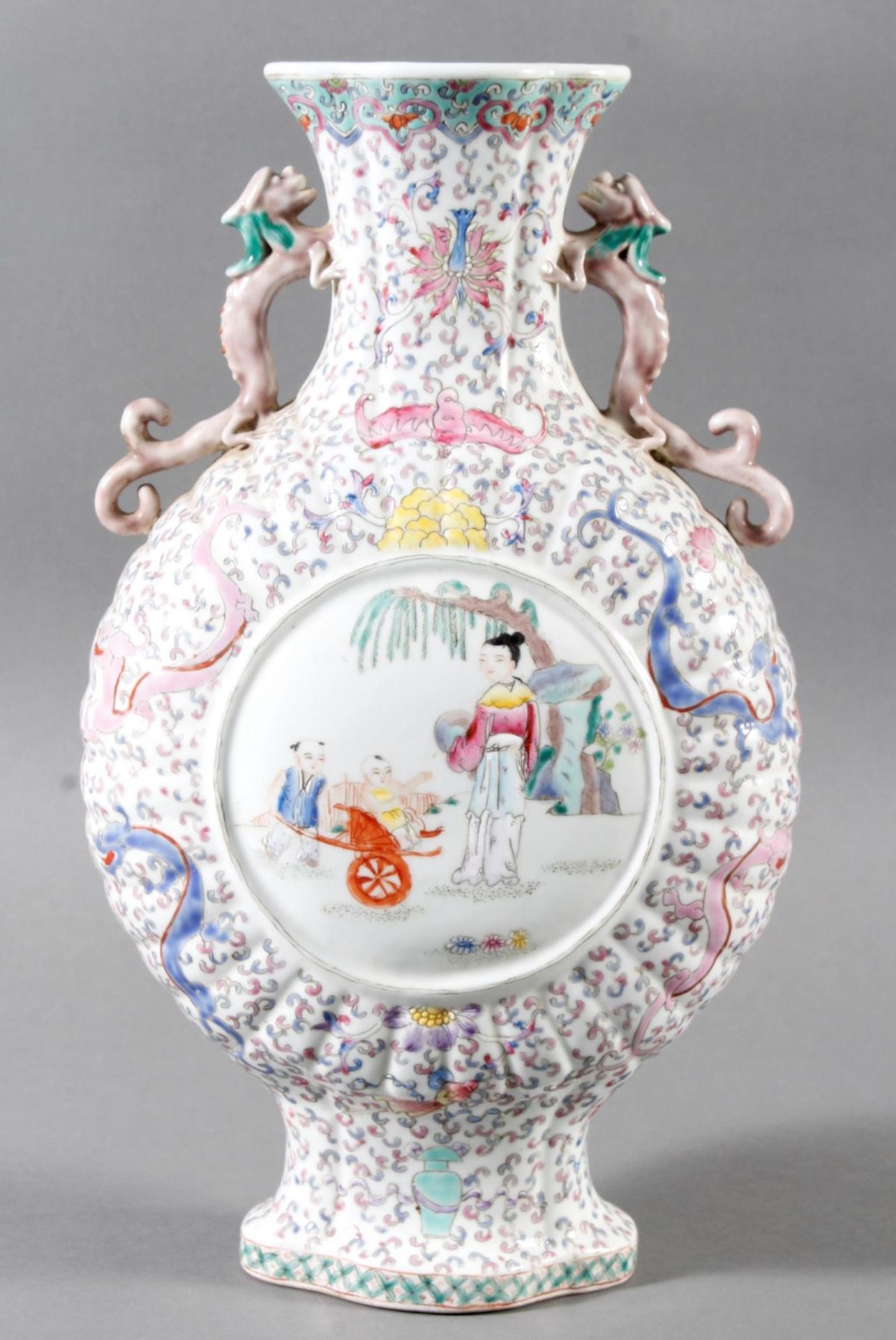 Porzellan Henkelvase in Mondflaschenform mit den Farben der Famile Rose
