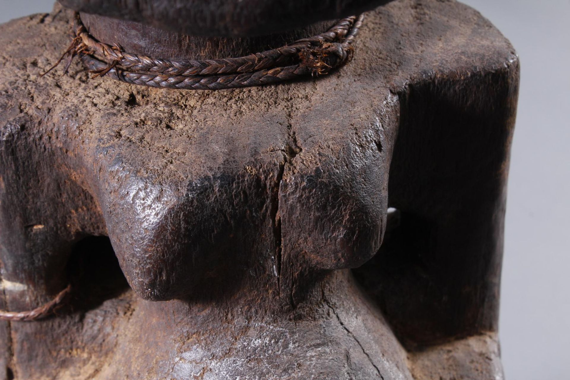Große männliche Fetischfigur (nkisi) vom Stamm der Songye, D.R. Kongo - Bild 7 aus 9