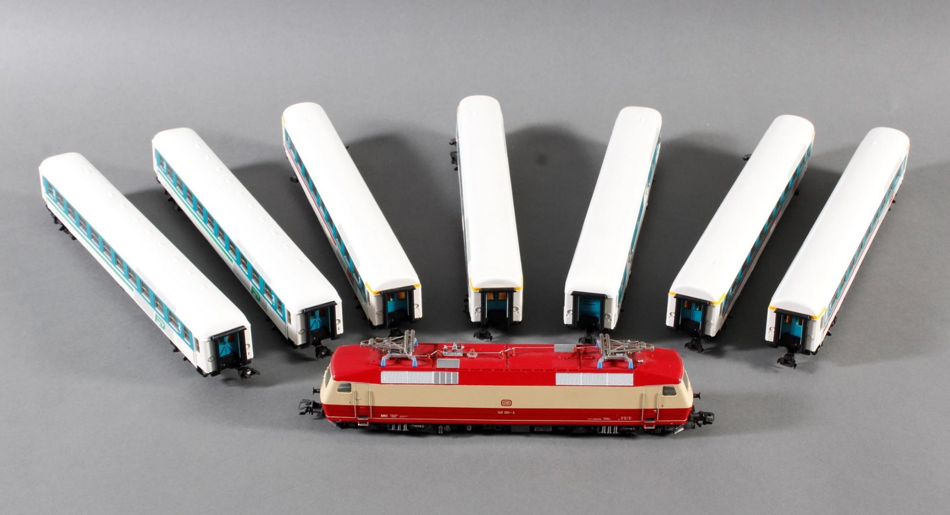 Märklin E-Lok 3051 mit 7 Personenwaggons, H0