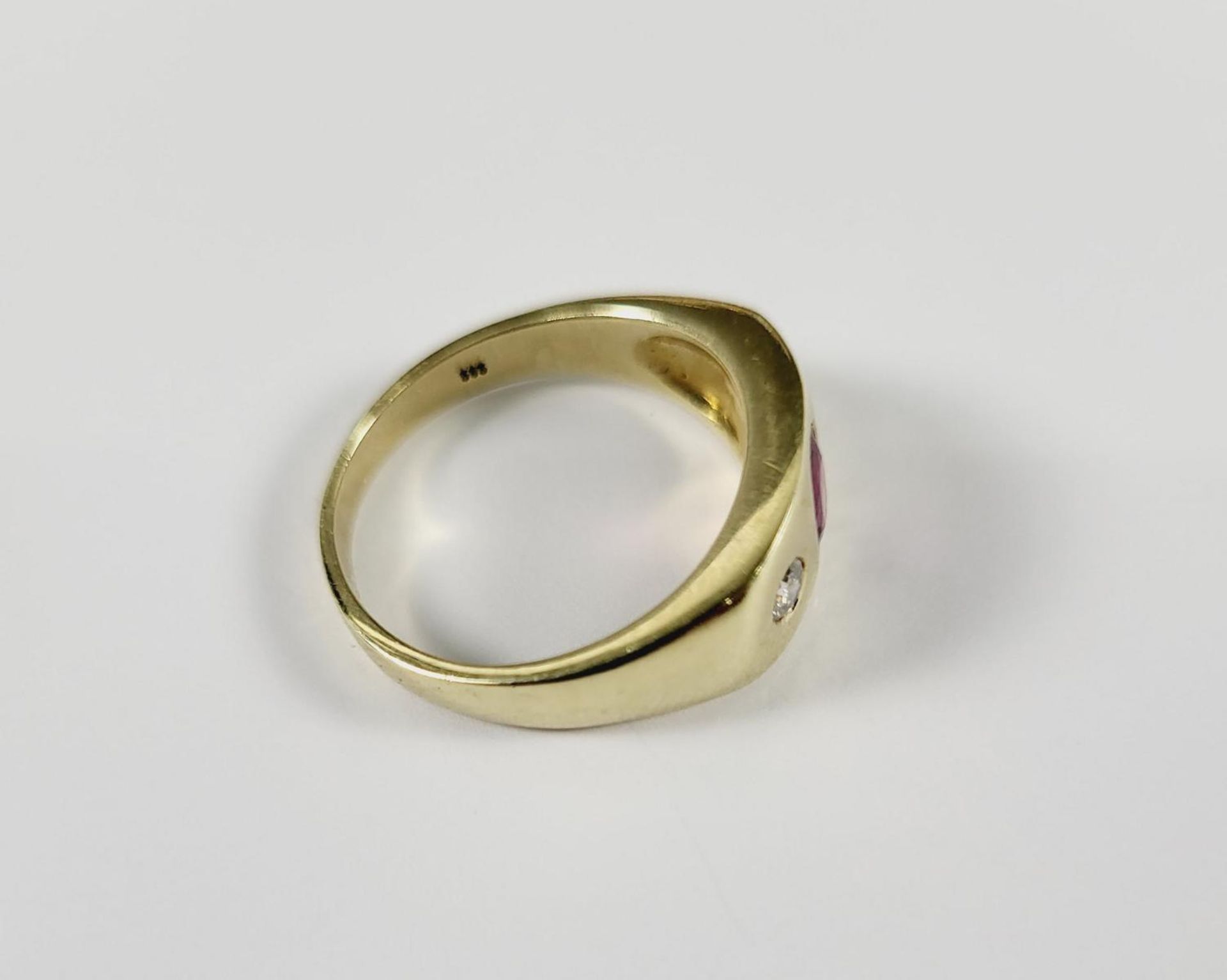 Herrenring mit Rubin und Diamanten, 14 Karat Gelbgold - Image 3 of 4