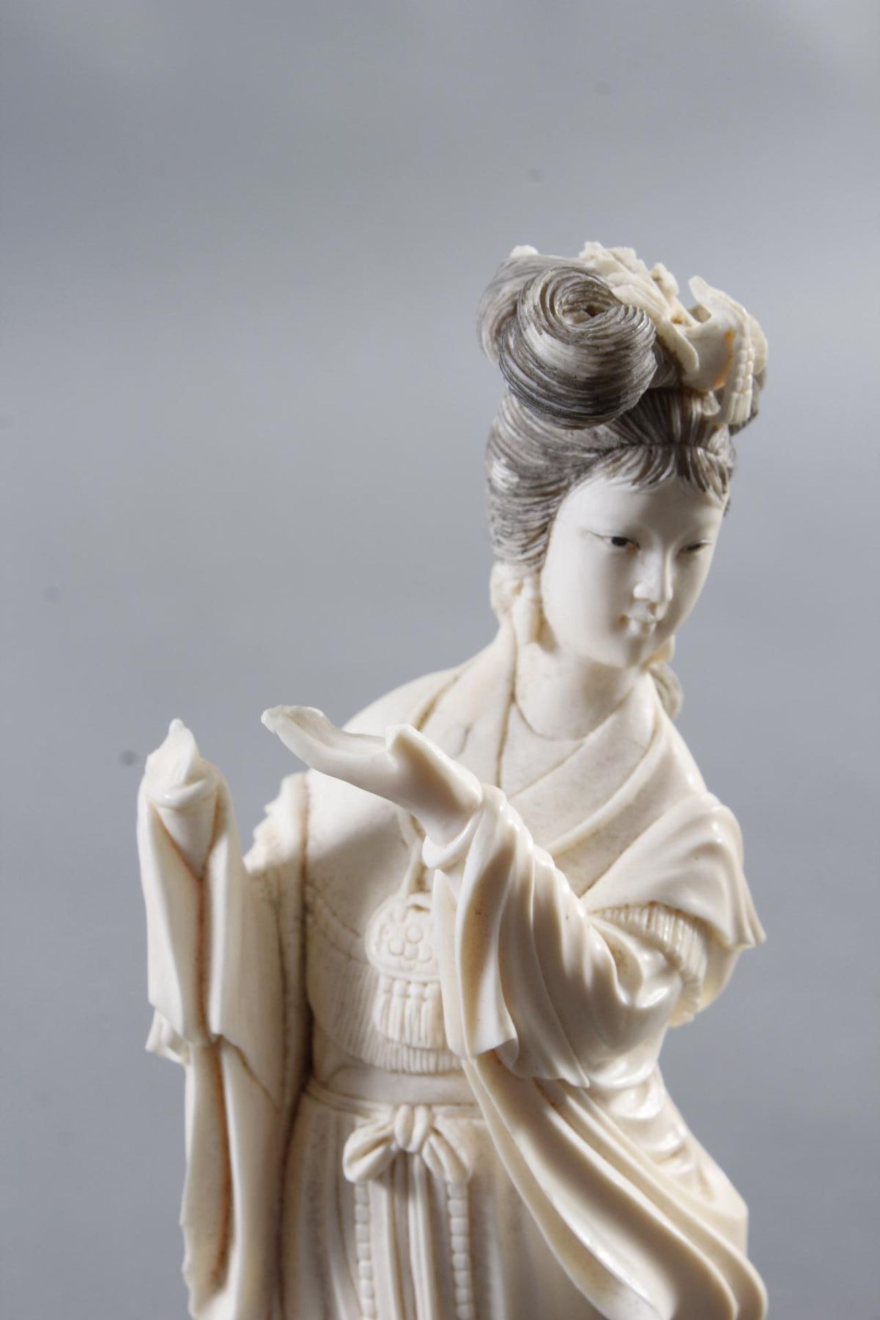 Elfenbeinfigur - Junge Dame mit Blüten, China um 1900 - Bild 4 aus 7