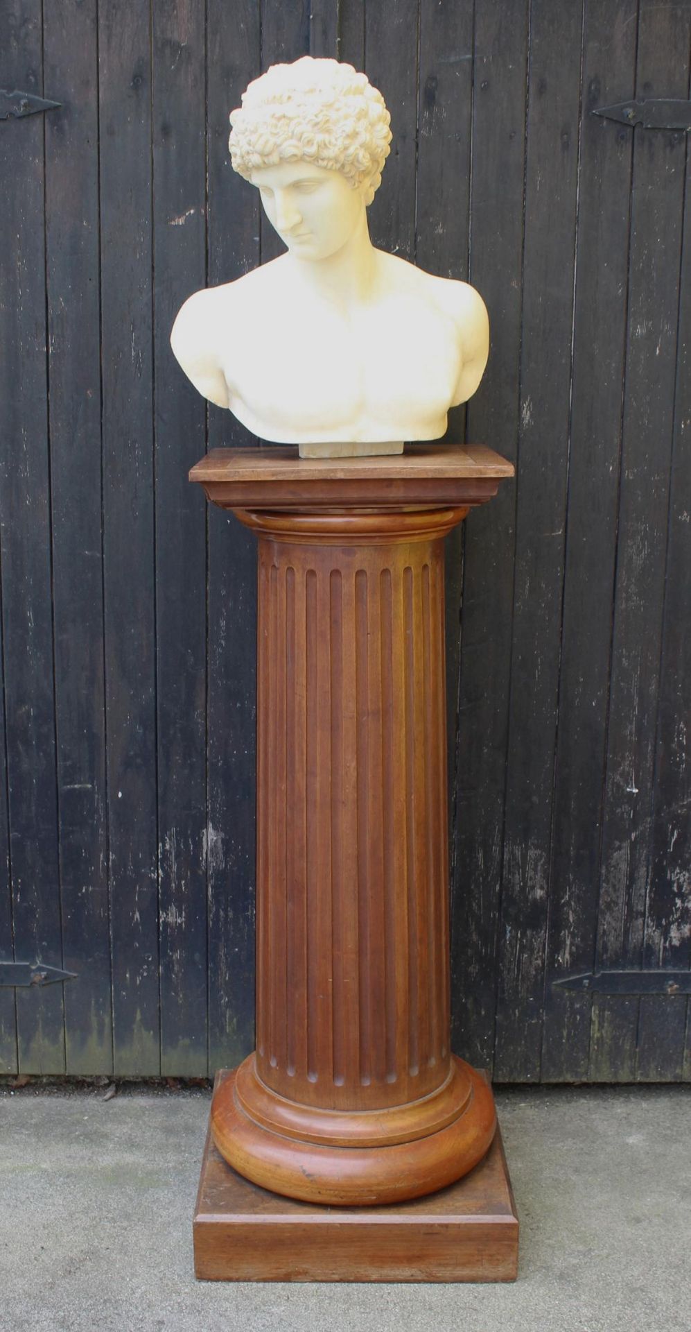 Alabasterskulptur auf Holzsockel