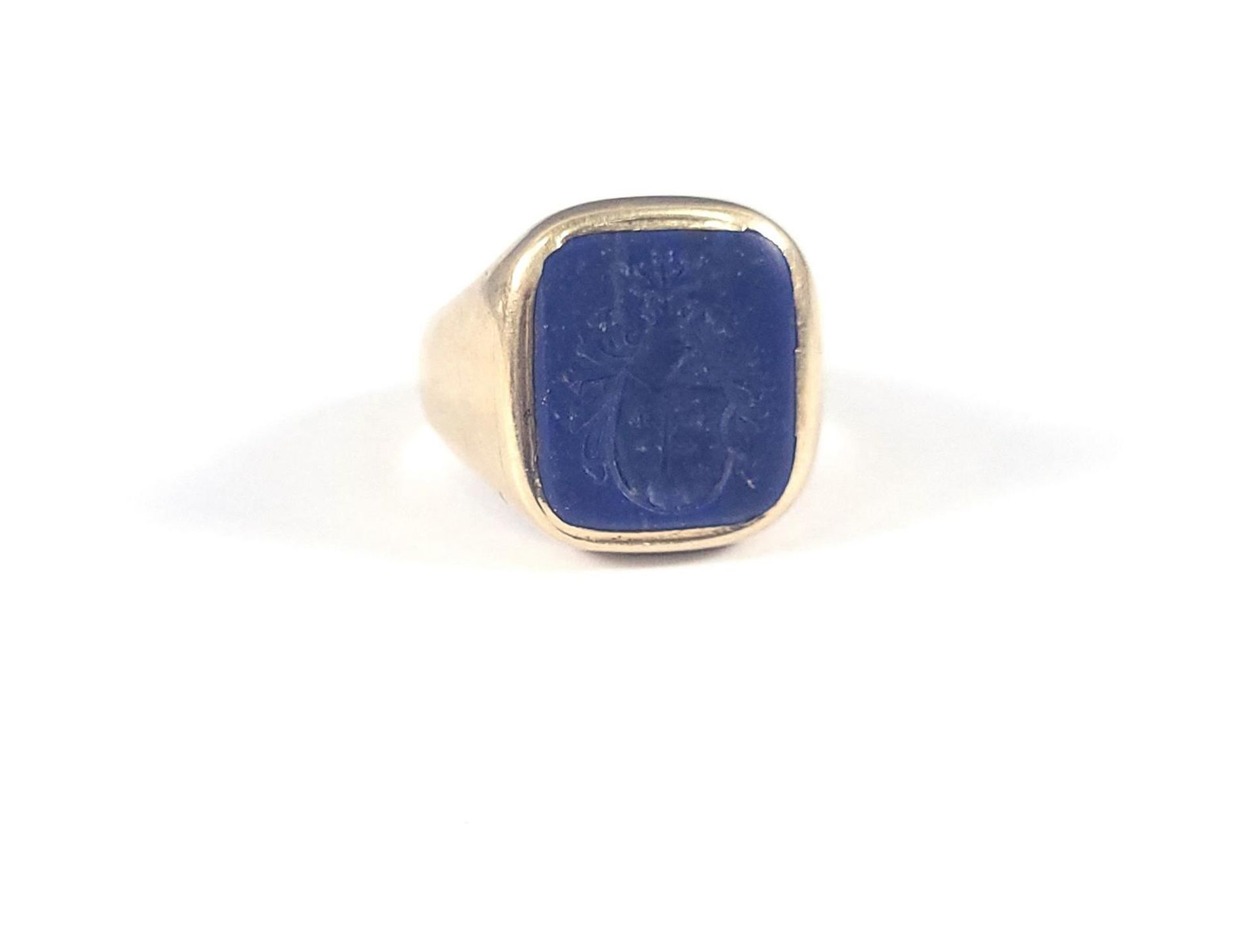 Antiker Herrenring mit Lapislazuli und Wappengravur, 18 kt Gelbgold