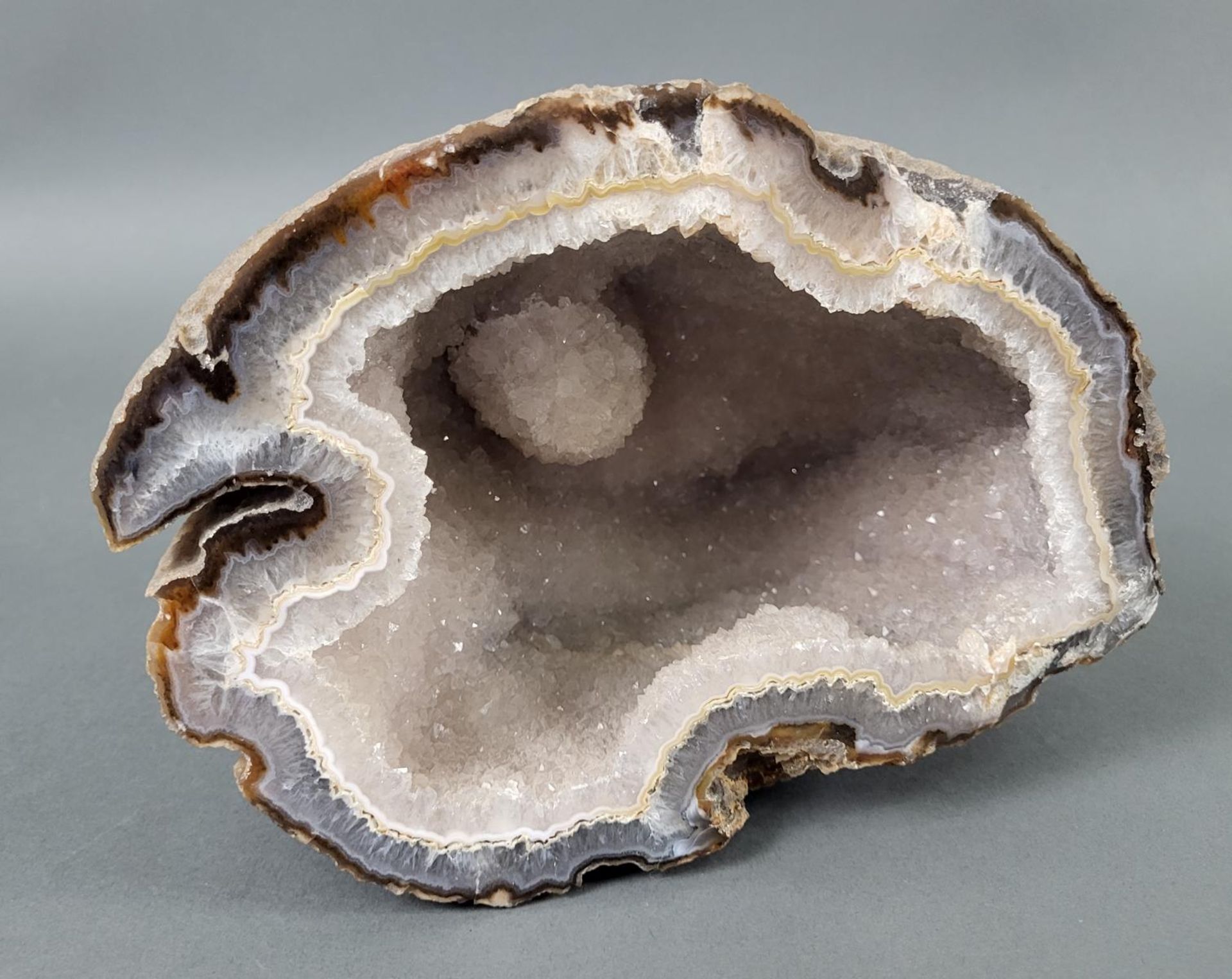 Mineralien Konvolut: Turmaline in Bergkristall, Amethyst/Kristall-Gemenge, Bergkristall, Achatdruse - Bild 3 aus 6
