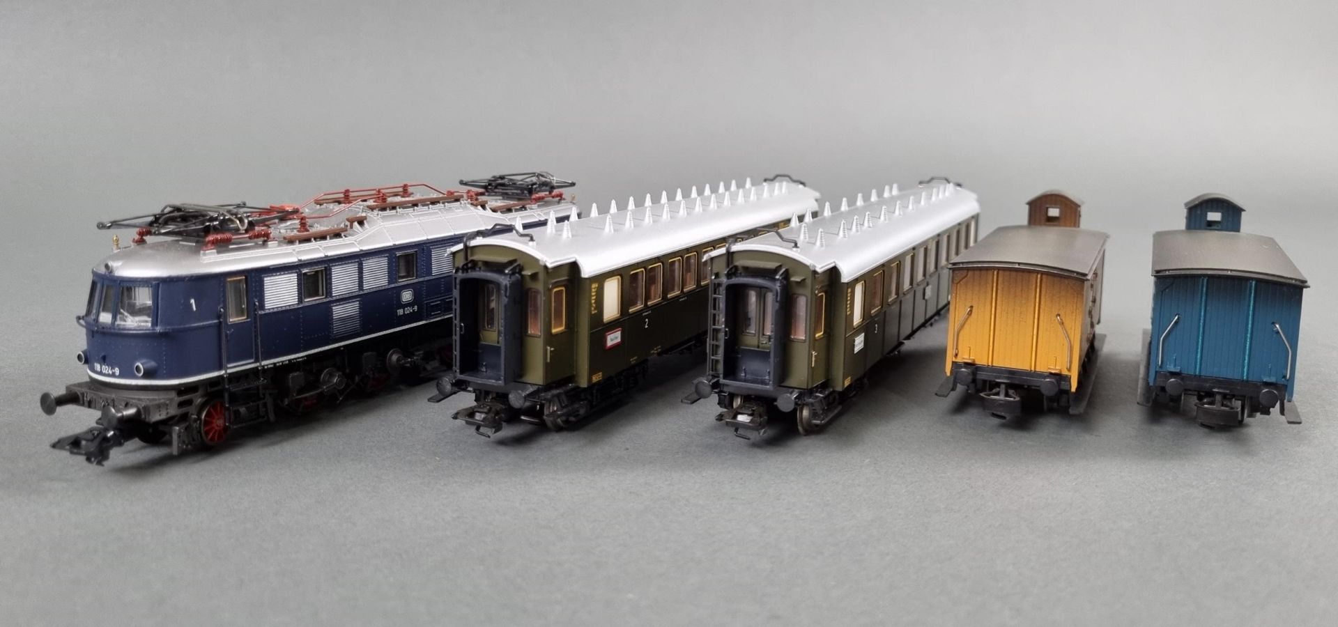 Märklin E-Lok 3368, BR 118 024-9 und 4 Wagons - Bild 3 aus 3