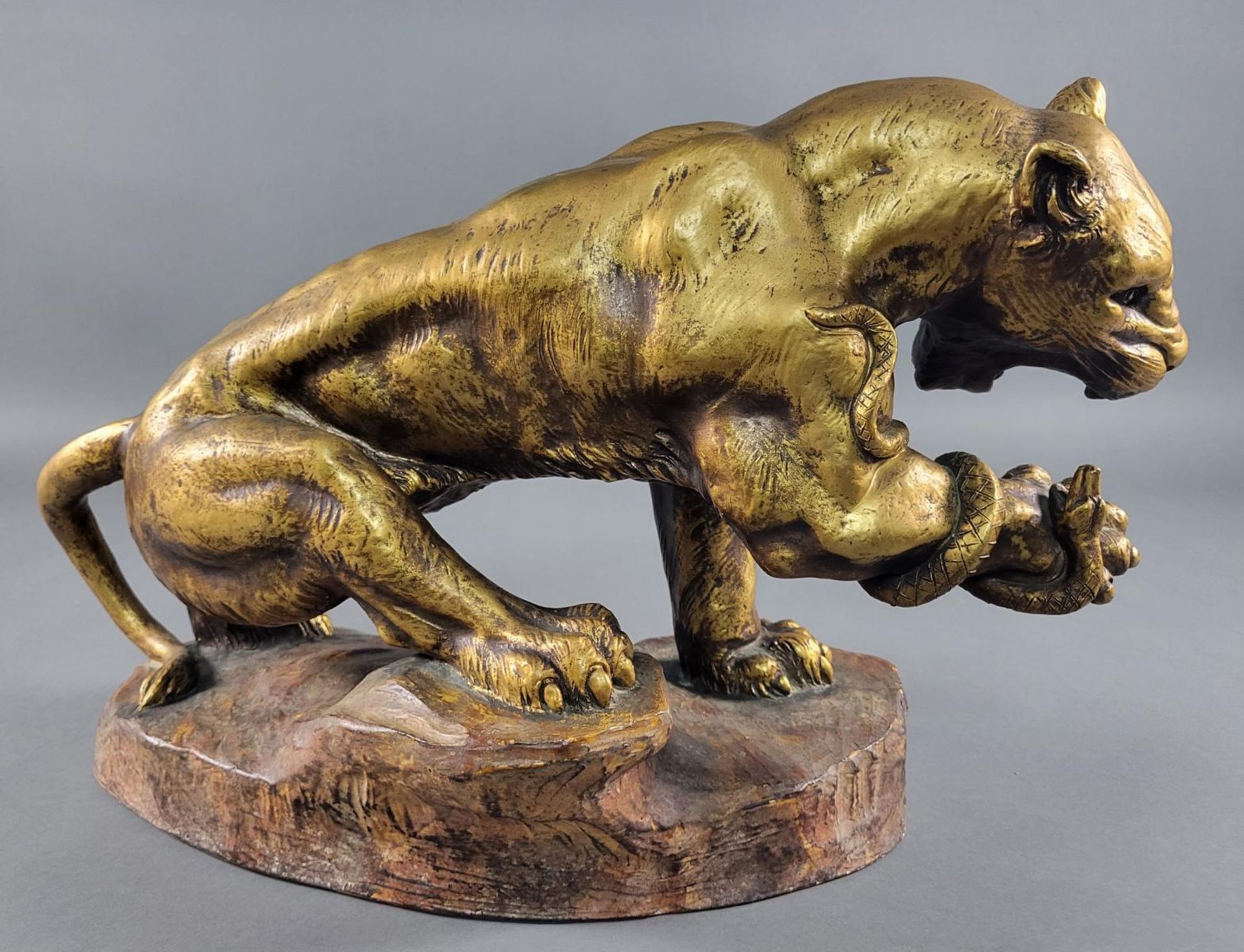 Armand Fagotto, Keramikskulptur, Löwin mit einer Schlange kämpfend - Bild 3 aus 5