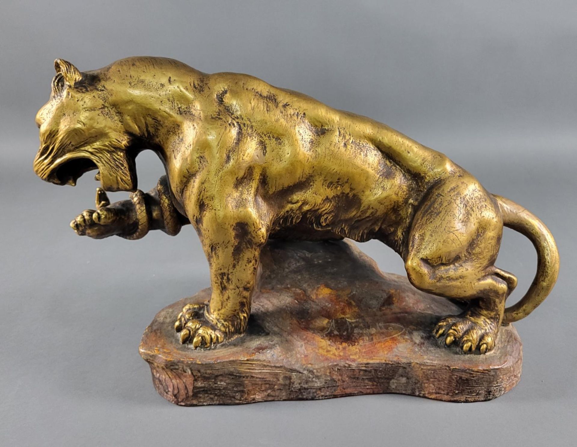 Armand Fagotto, Keramikskulptur, Löwin mit einer Schlange kämpfend