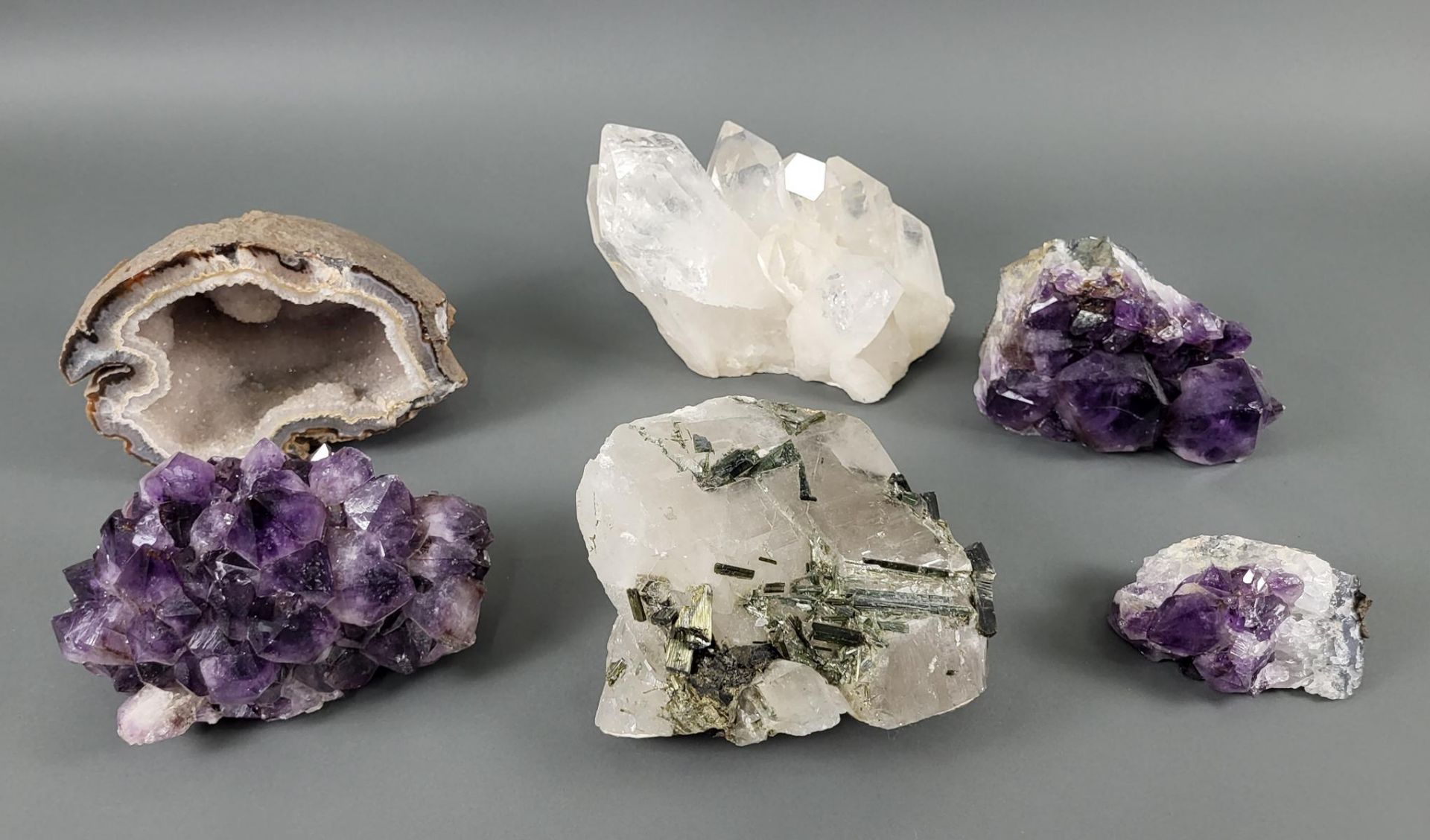 Mineralien Konvolut: Turmaline in Bergkristall, Amethyst/Kristall-Gemenge, Bergkristall, Achatdruse