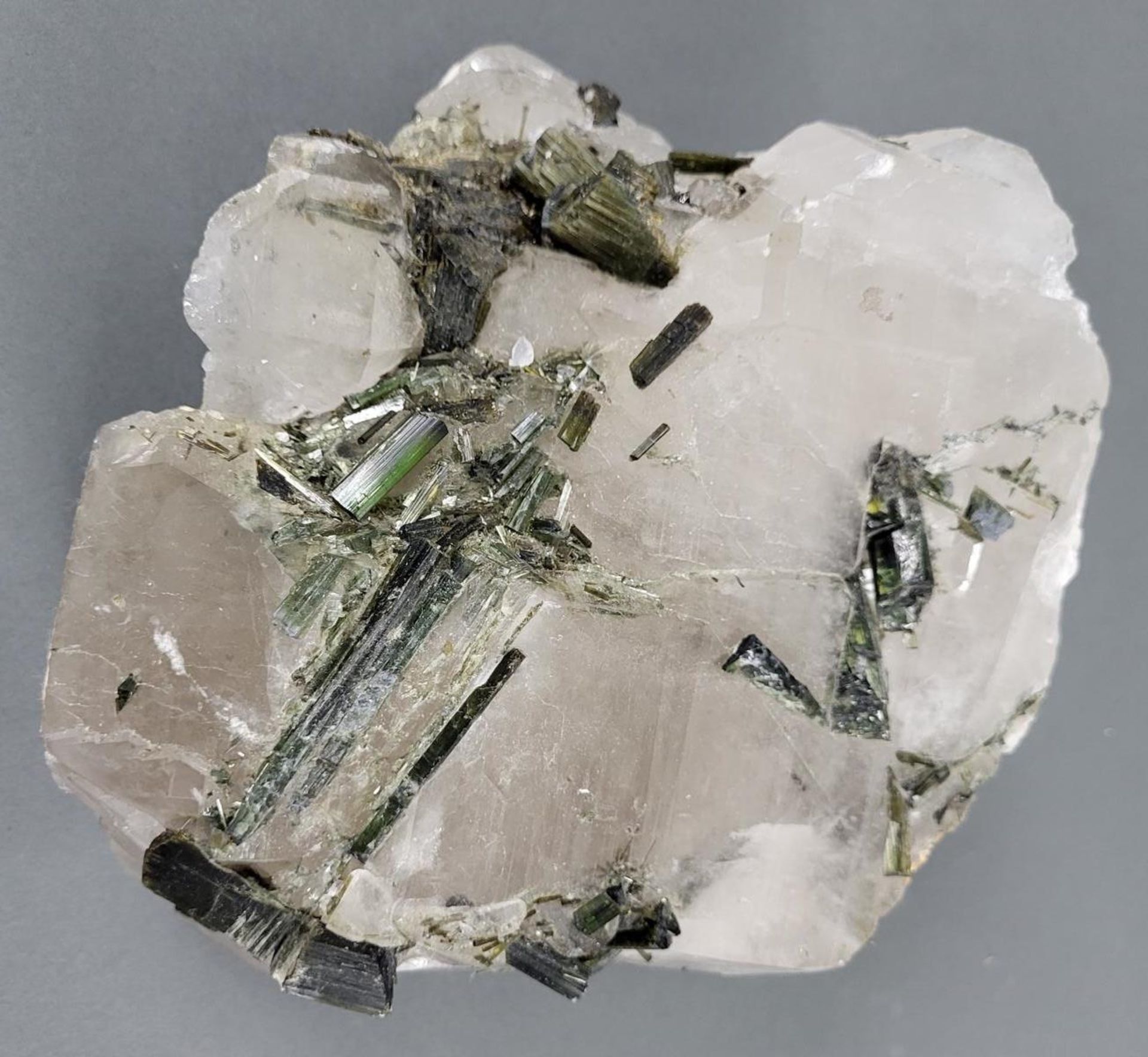 Mineralien Konvolut: Turmaline in Bergkristall, Amethyst/Kristall-Gemenge, Bergkristall, Achatdruse - Bild 4 aus 6