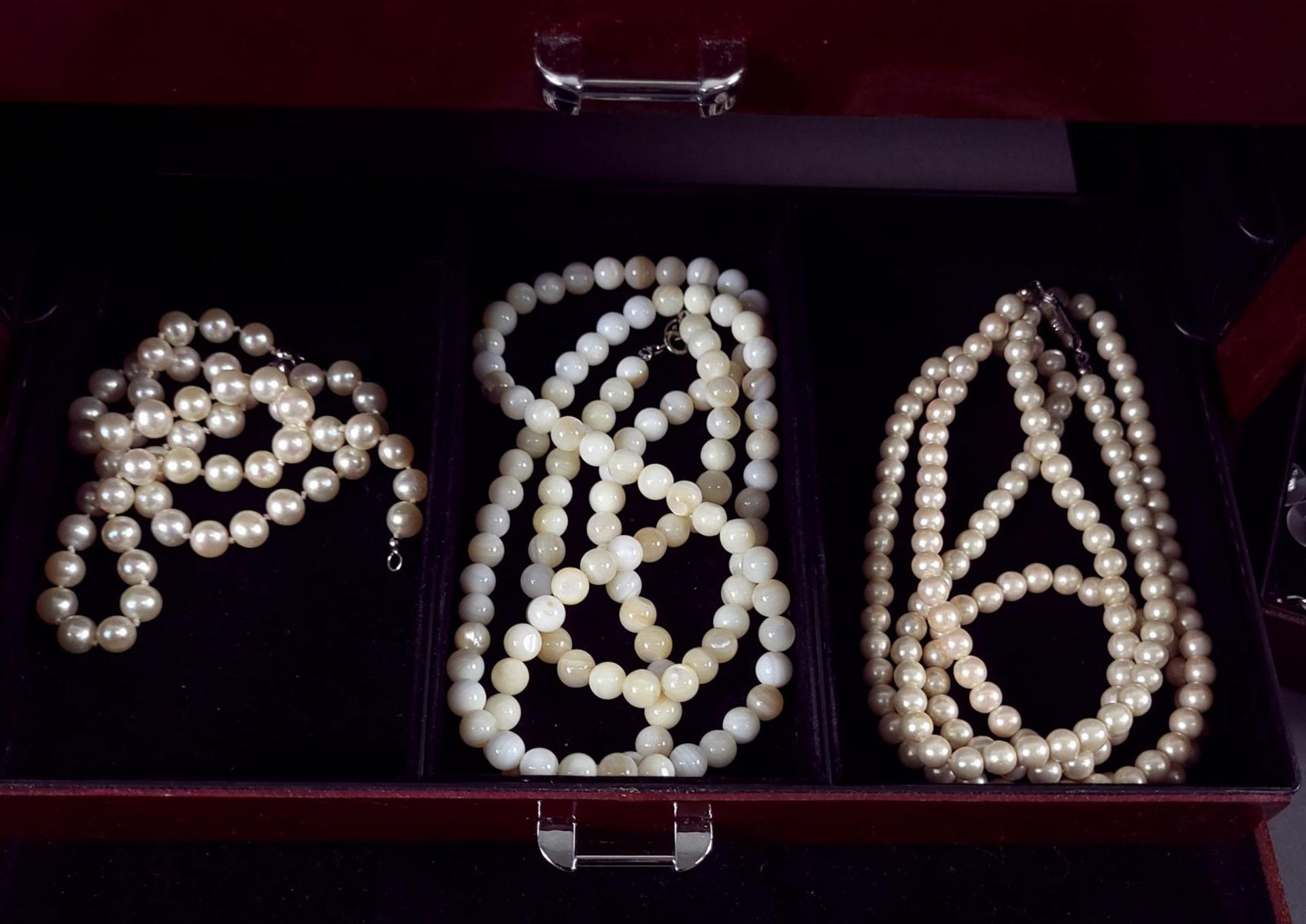Schmucknachlass in Schmuckschatulle mit Perlenketten, Silber-, und Modeschmuck - Bild 3 aus 6