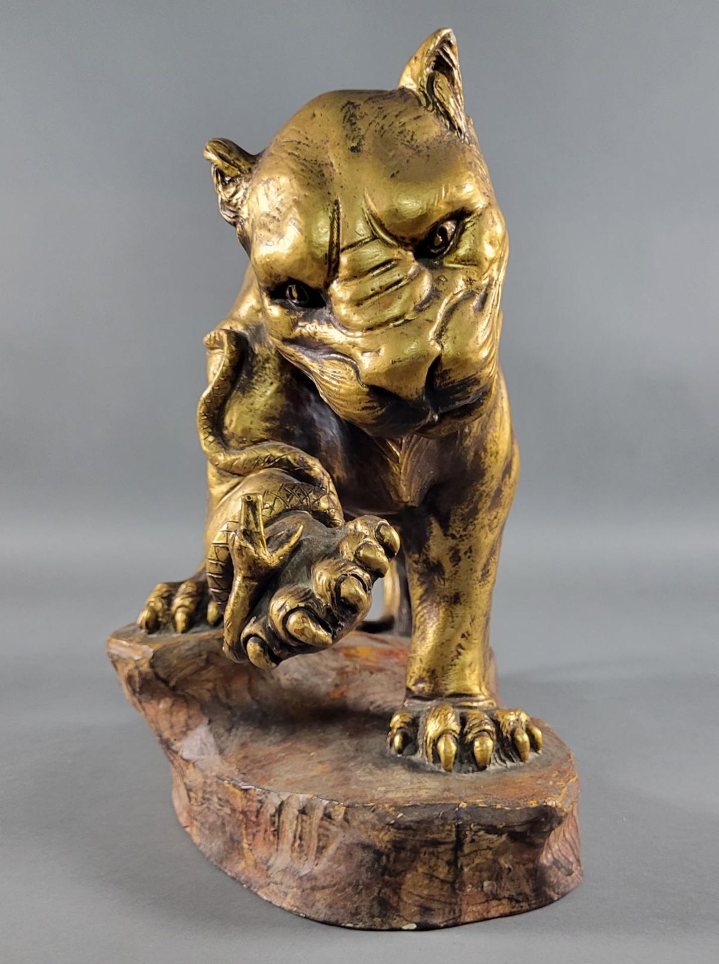 Armand Fagotto, Keramikskulptur, Löwin mit einer Schlange kämpfend - Bild 2 aus 5