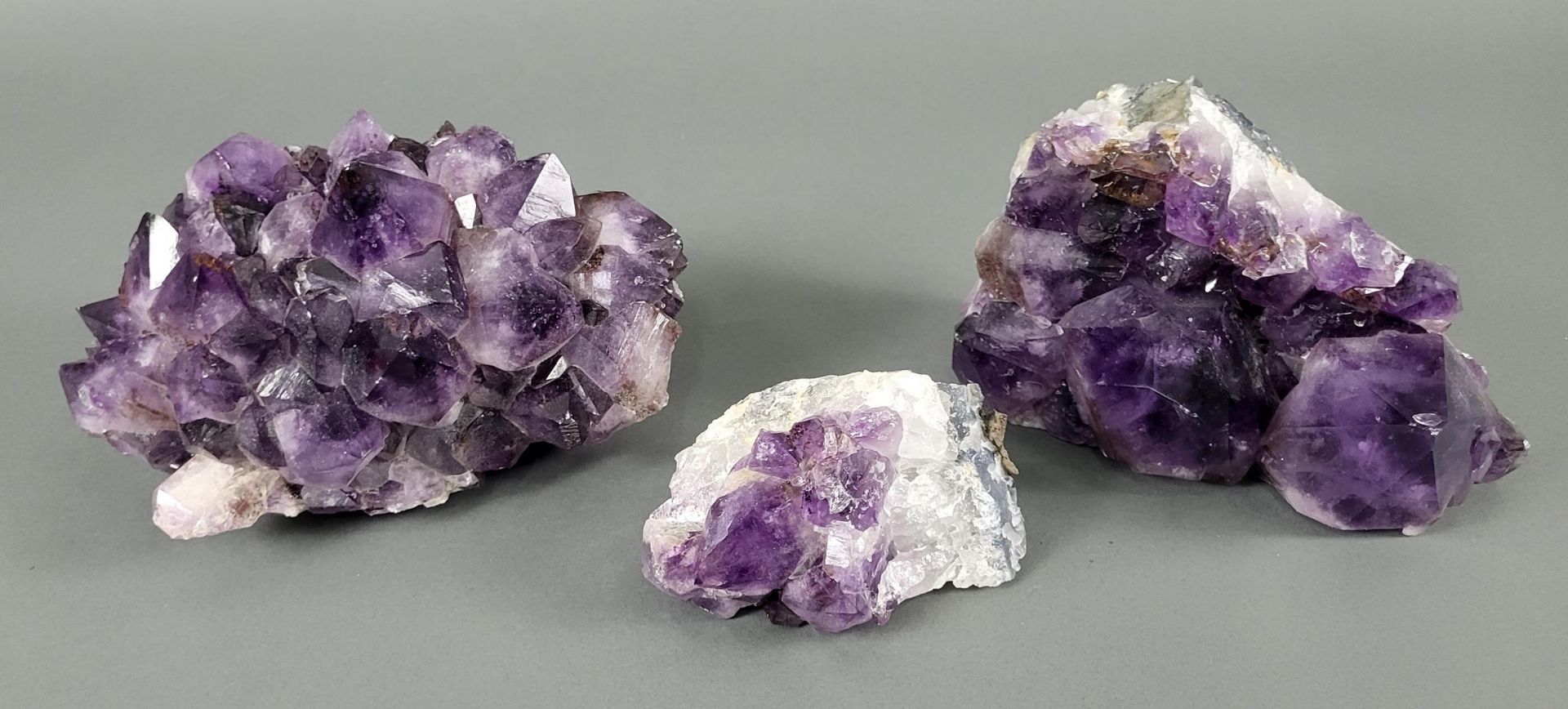 Mineralien Konvolut: Turmaline in Bergkristall, Amethyst/Kristall-Gemenge, Bergkristall, Achatdruse - Bild 6 aus 6