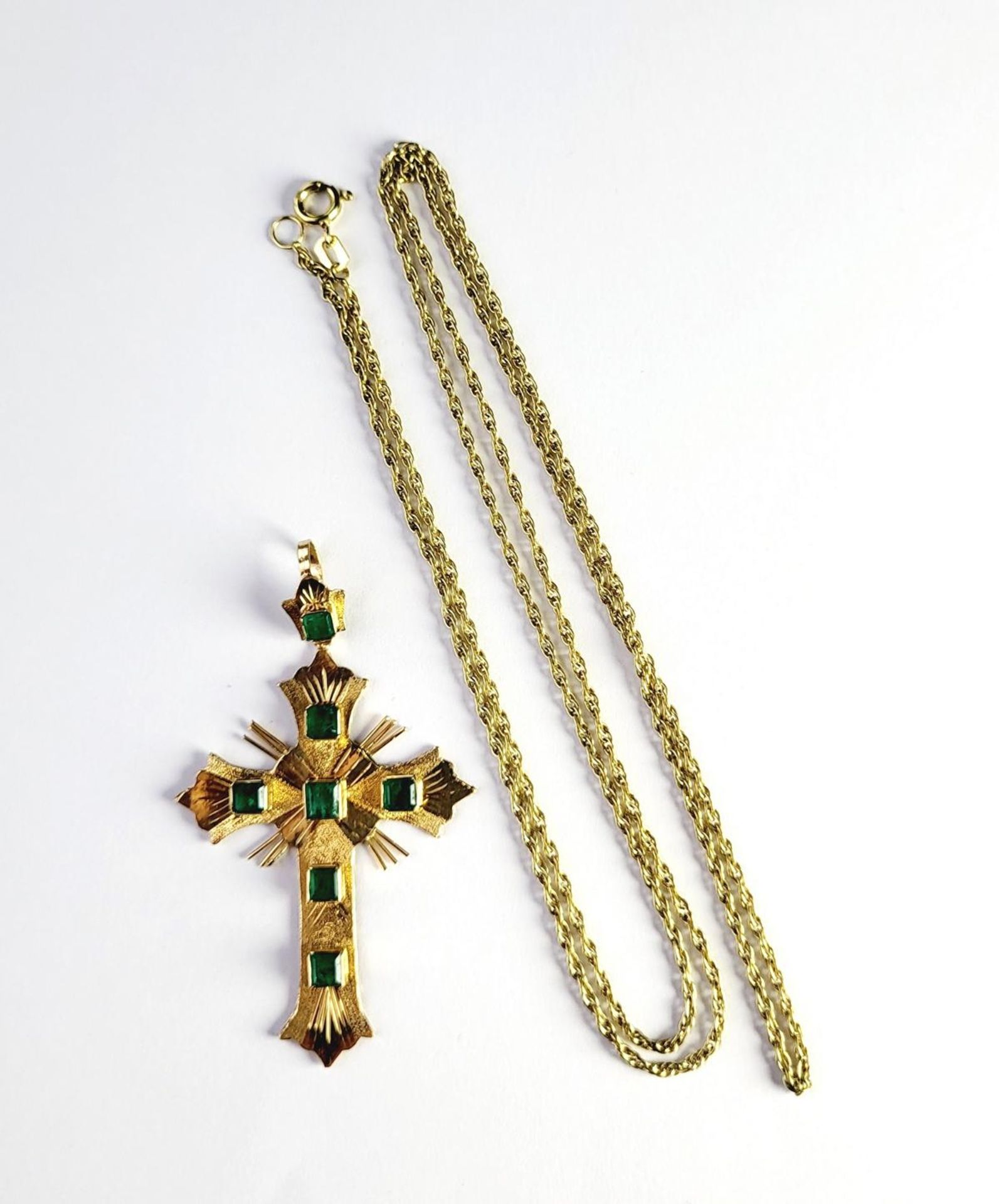 Kreuzanhänger mit Smaragden an Goldkette